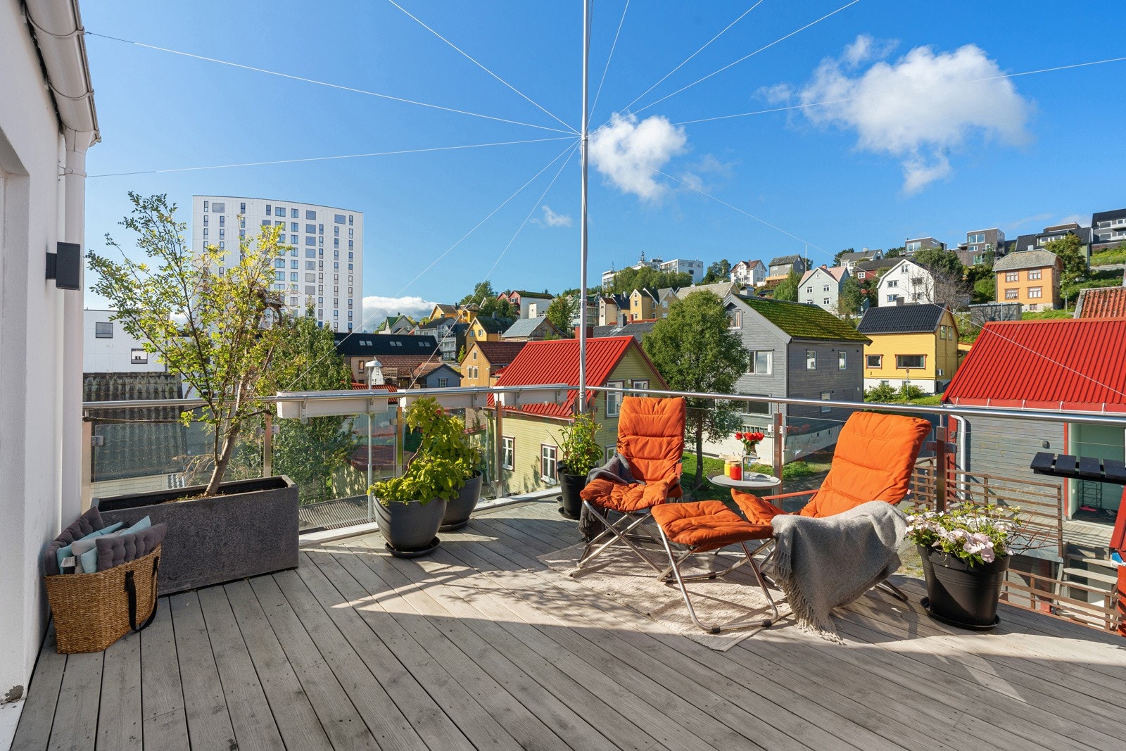 Stor og solrik terrasse med plass til ønsket møblement.