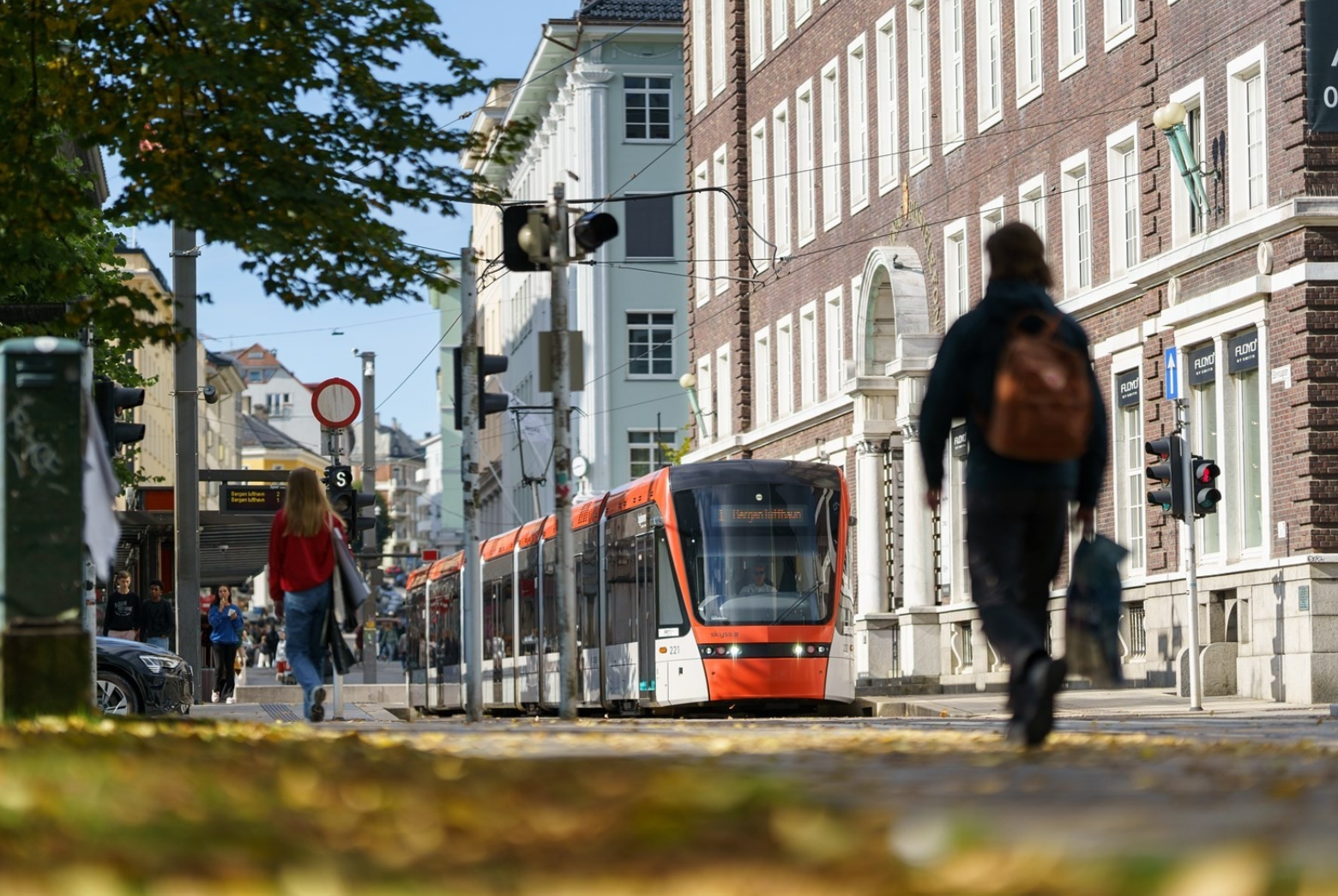 Kommunikasjonsmulighetene er svært gode. Med både buss og bybane i gangavstand kommer du deg raskt rundt i Bergen, samtidig som sentrale innfartsårer gjør det enkelt å nå andre bydeler med bil. Galleribilde