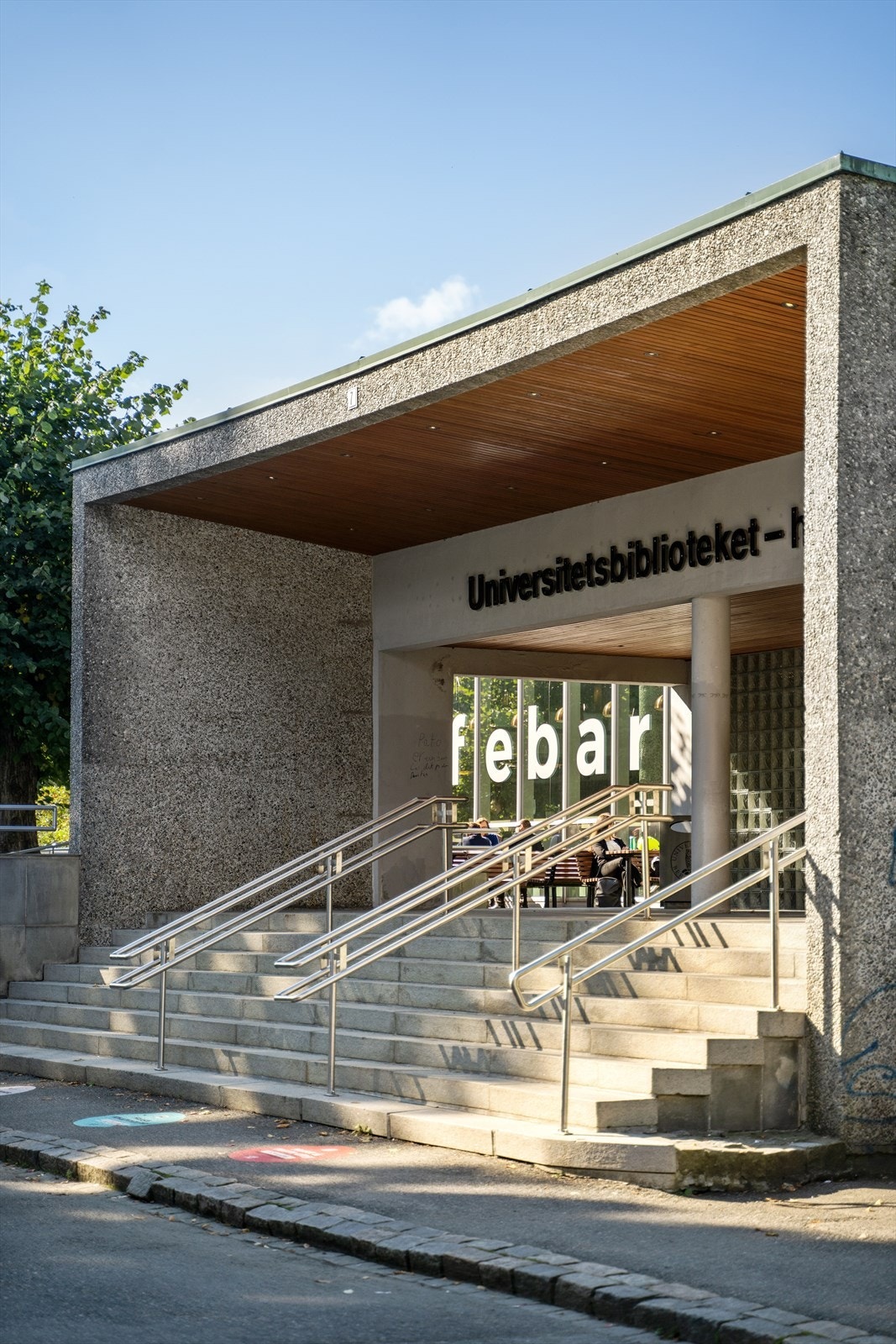 Universitetsbiblioteket på Nygårdshøyden ligger kun en kort spasertur fra leiligheten, og er et naturlig samlingspunkt for kunnskap, kultur og studentliv i Bergen. Galleribilde