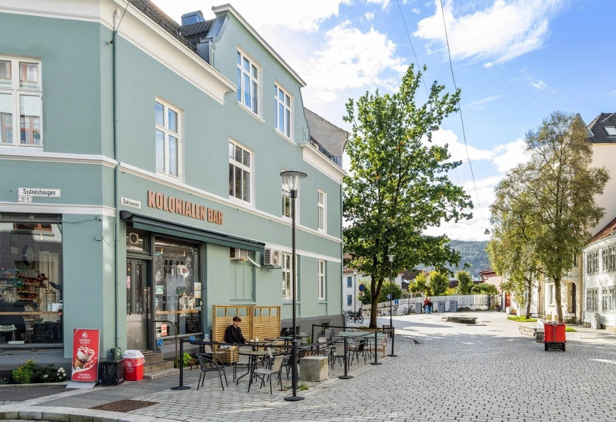 Kolonialen Bar i et hyggelig gatehjørne med brosteinsgate og rolige omgivelser. Galleribilde