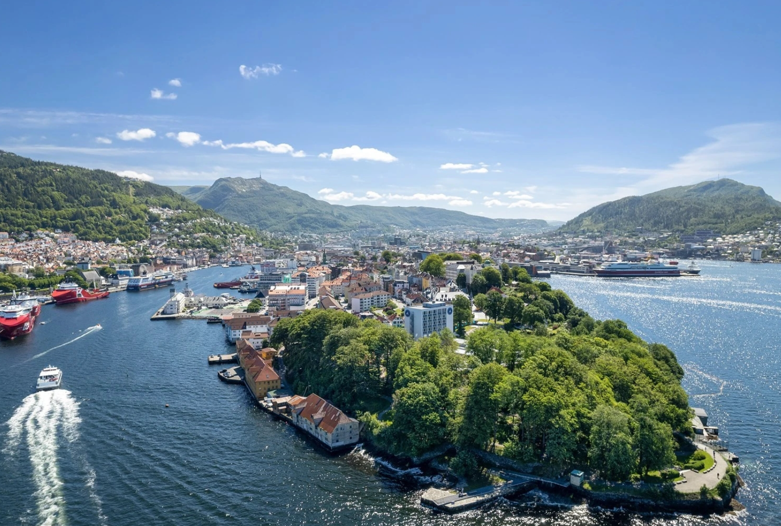 For den aktive finnes flotte tur- og treningsmuligheter i nærområdet. Fjellveien gir enkel adgang til Bergen byfjell, med stier som leder videre mot Fløyen, Sandviksfjellet og Stoltzekleiven. Galleribilde