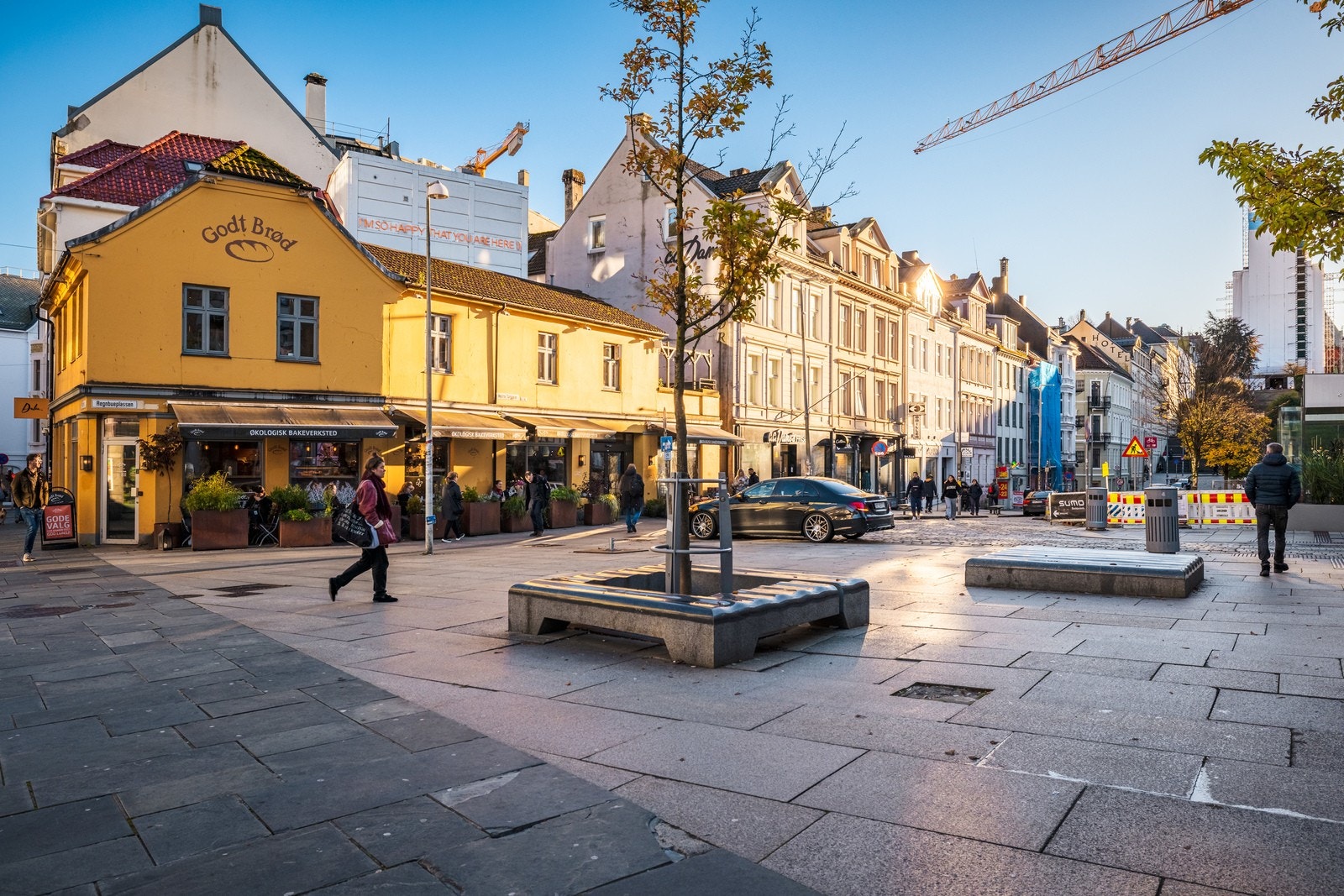 Daglige innkjøp gjøres enkelt hos nærbutikker i området, og de mange hyggelige kaféene og serveringsstedene bidrar til et levende og sosialt nærmiljø. Galleribilde
