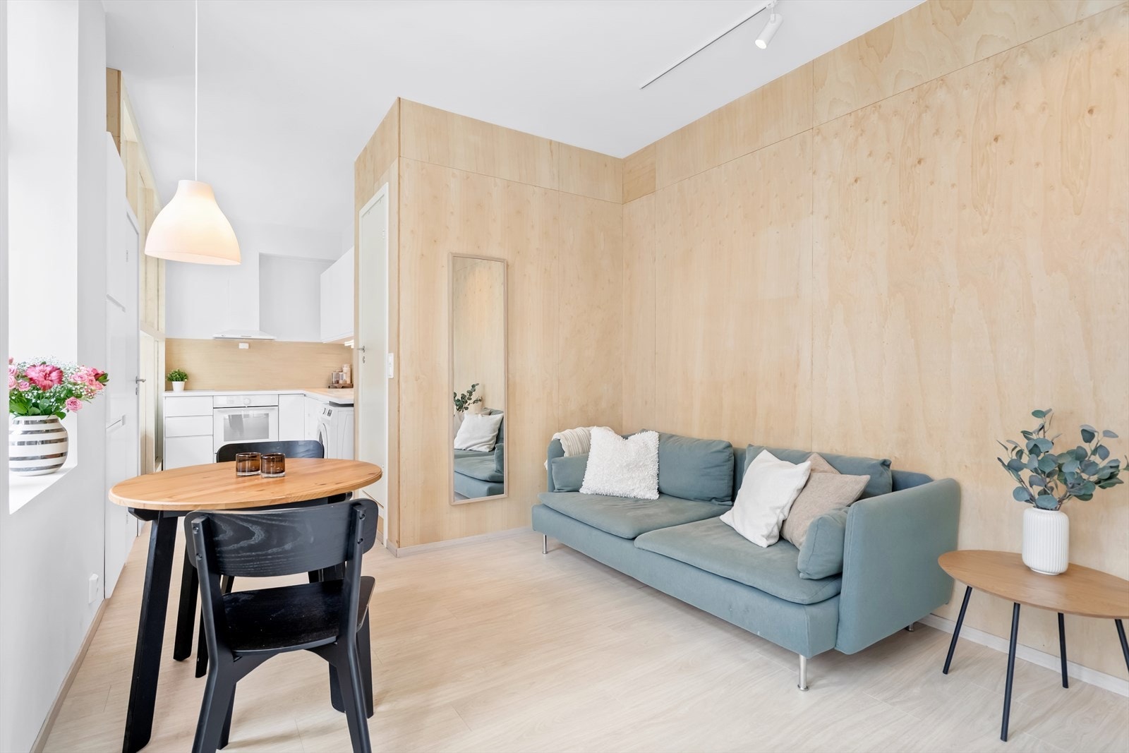 Stue i utleiedel med plass til både sittegruppe og spisebord. Galleribilde