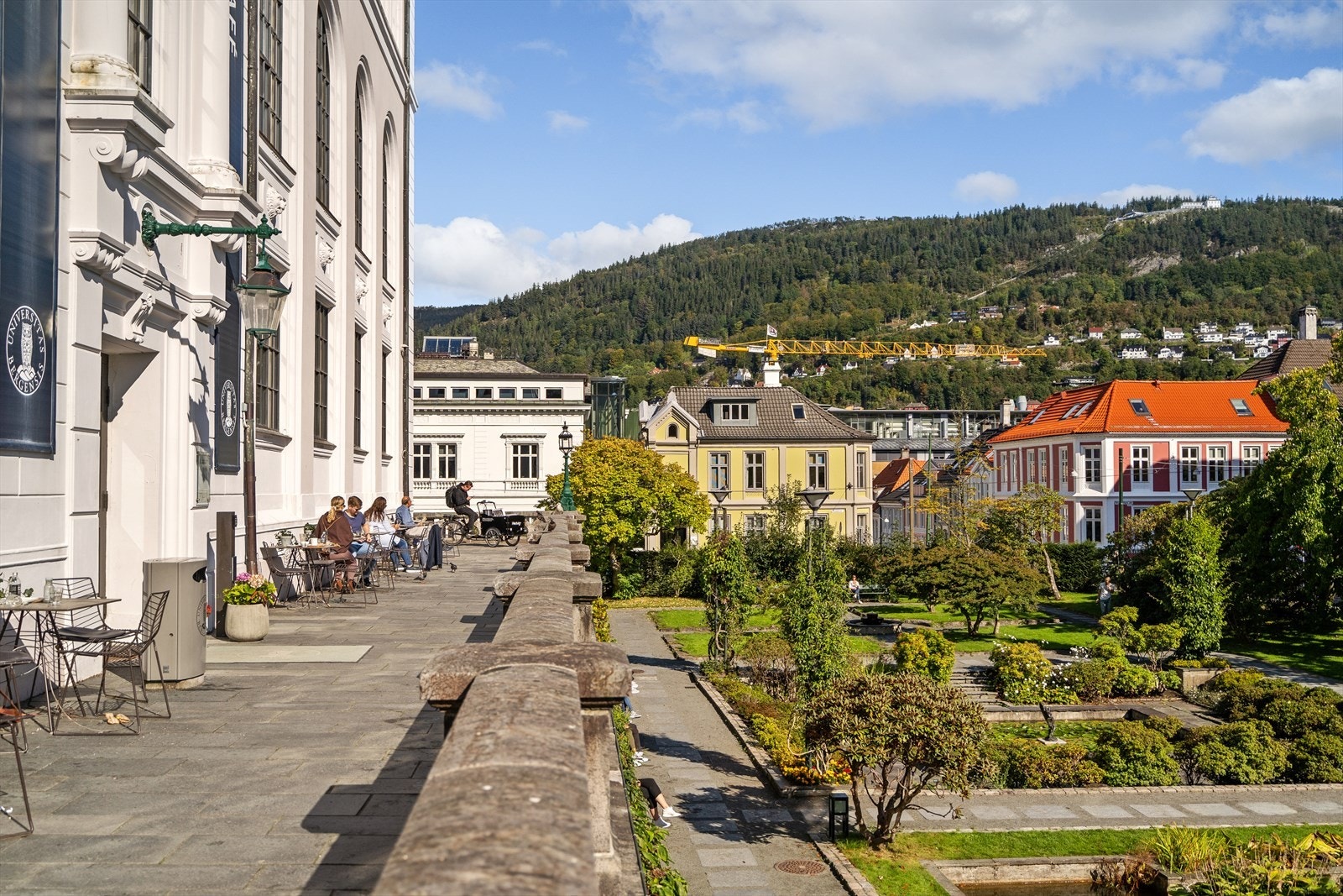 Nygårdshøyden i Bergen med klassisk bebyggelse, park og utsikt mot grønne åser. Galleribilde