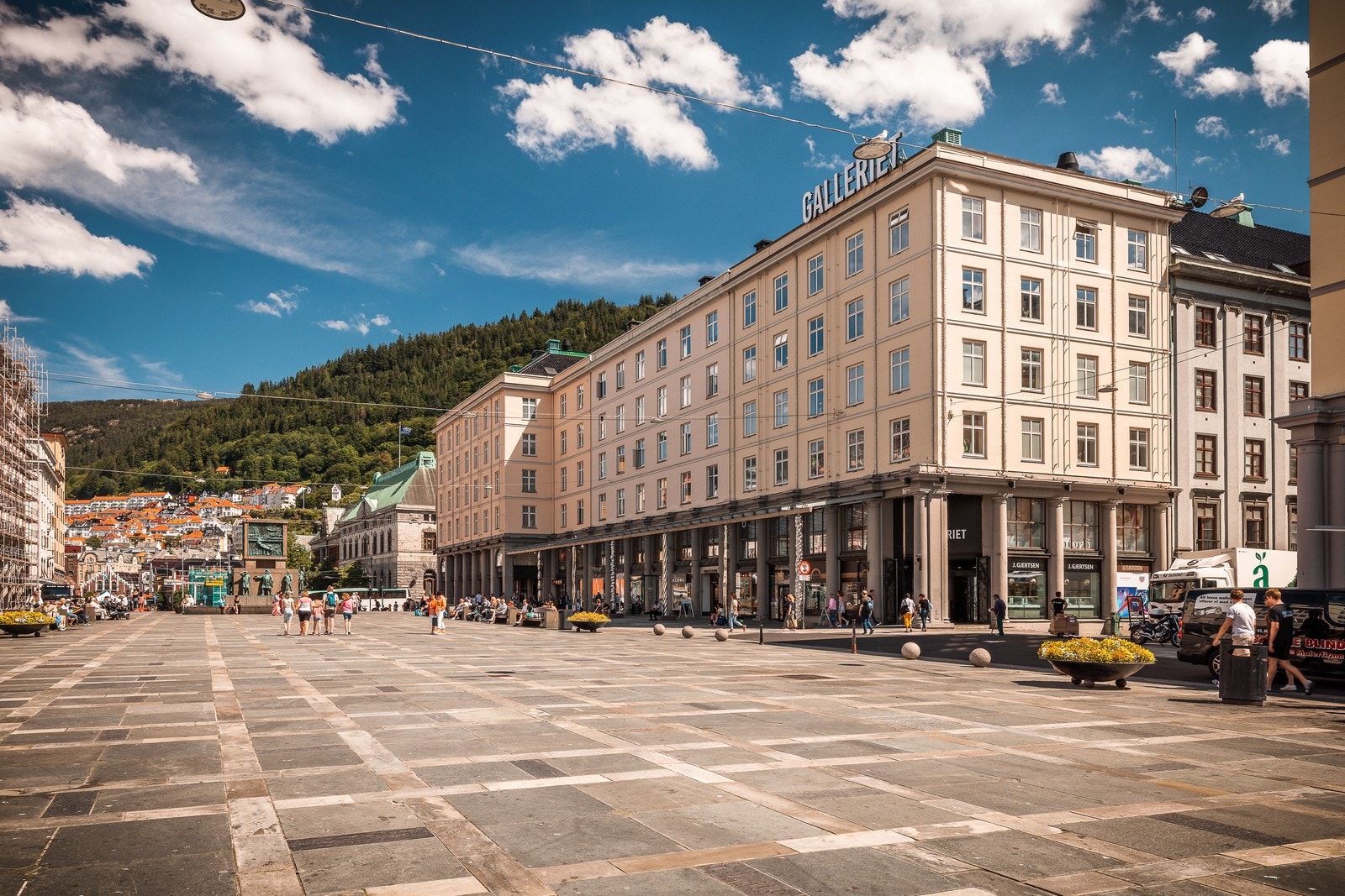 Fra boligen er det kort vei til Torgallmenningen og byens pulserende sentrumsliv med alt av servicetilbud innen gangavstand. Galleribilde