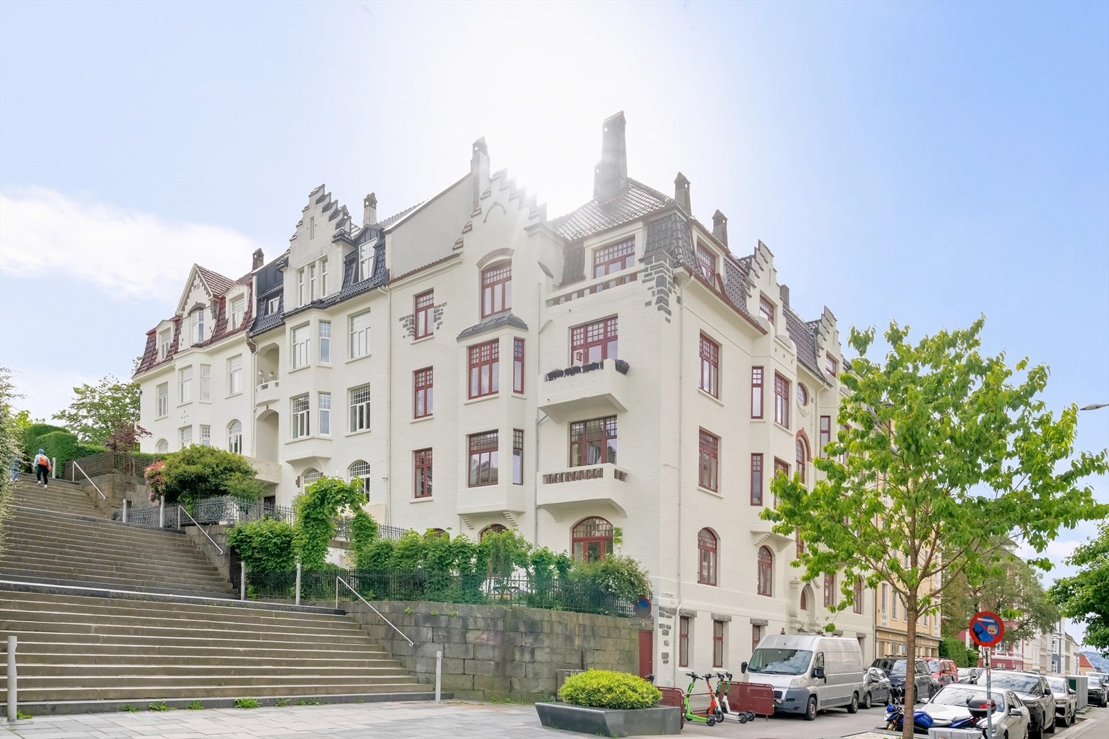 Klassisk og velholdt bygård med attraktiv beliggenhet i et av Bergens mest ettertraktede boligområder, med nærhet til alt Bergen har å by på. Galleribilde