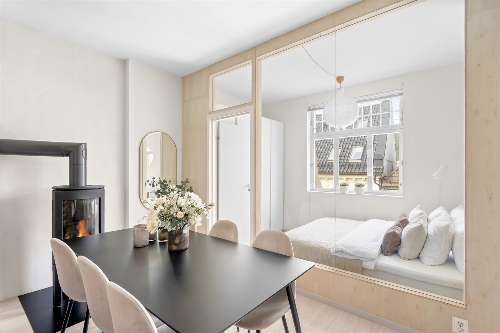 Spisestuen har plass til langbord og er rammet inn av en eksponert teglsteinsvegg. Galleribilde