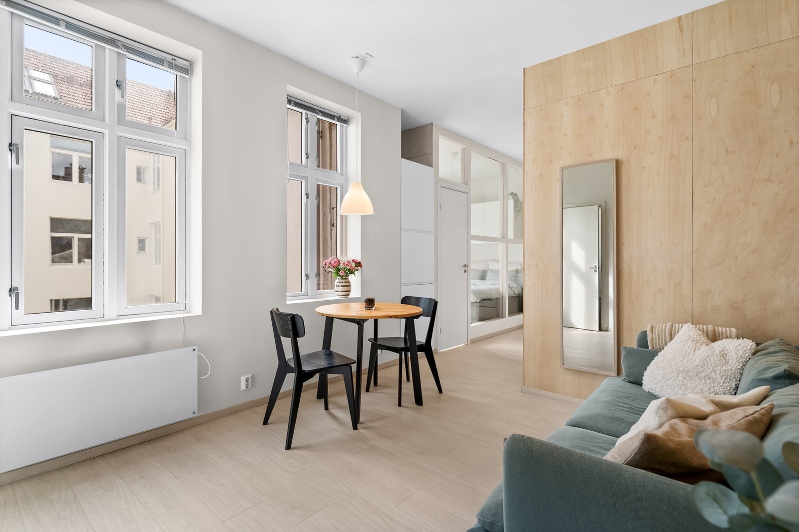 Innbydende oppholdsrom med naturlig lysinnslipp. Galleribilde