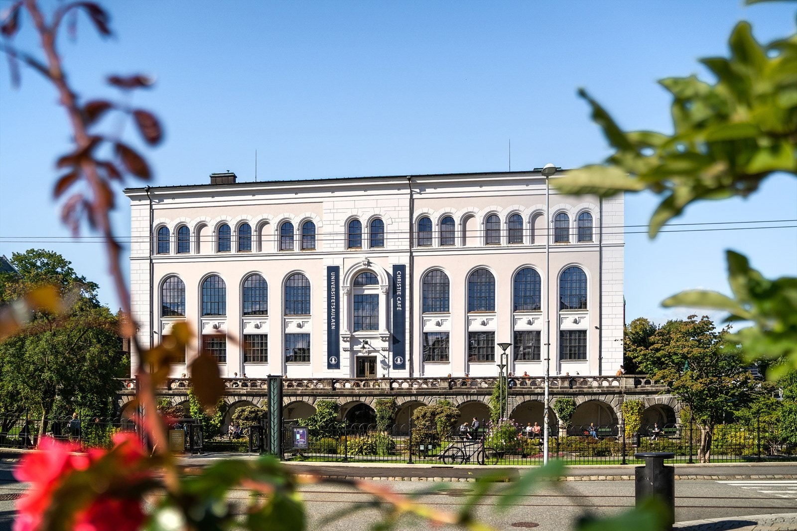 Universitetsmuseet på Nygårdshøyden, omgitt av grøntområder og klassisk arkitektur. Galleribilde