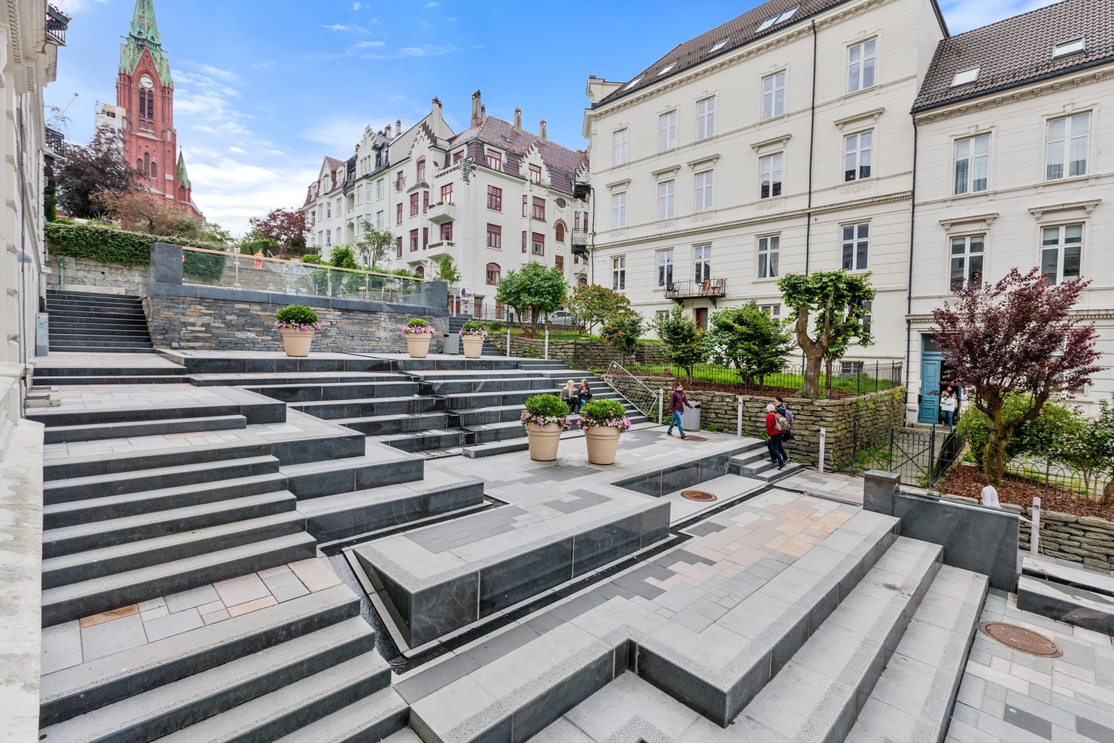Urbant torg med trappeløsning og historiske omgivelser. Galleribilde