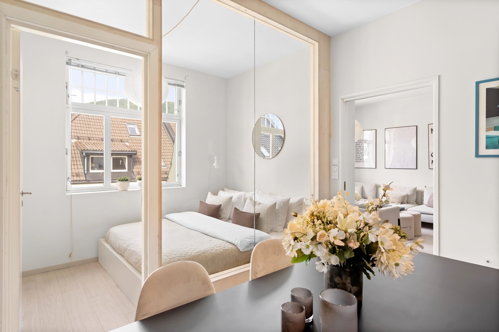 Fra spisestuen er det åpen siktlinje inn mot soverommet. Galleribilde