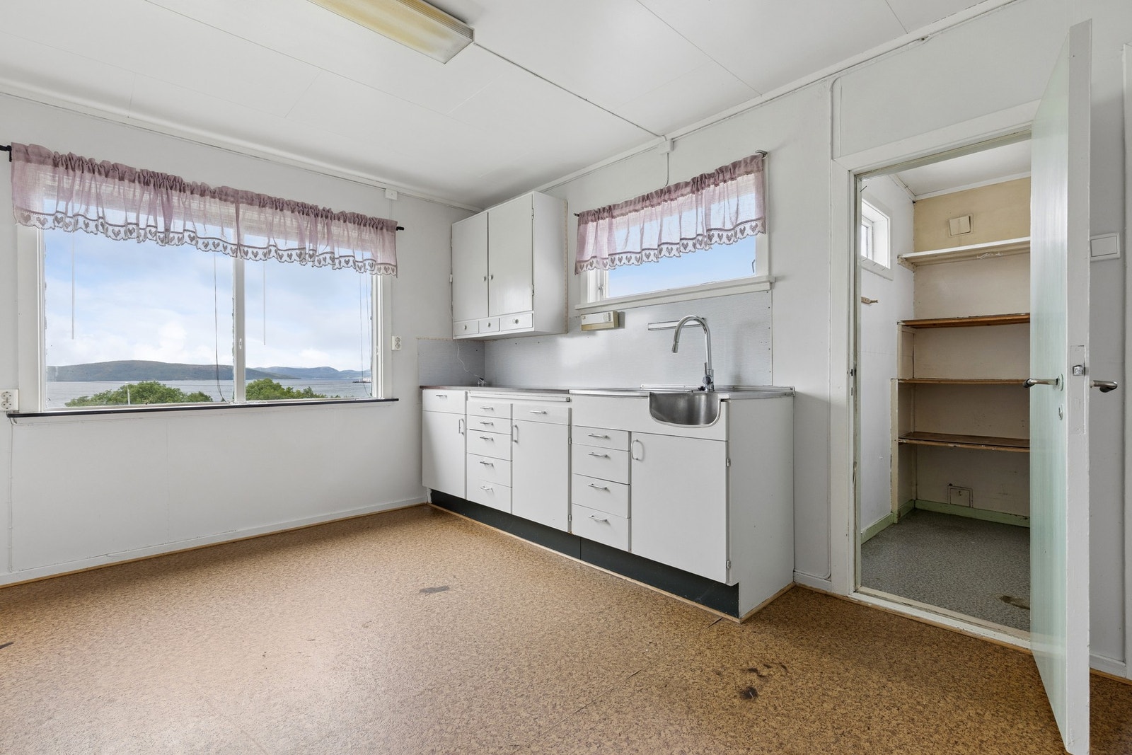 Godt med skapplass og en praktisk, tilstøtende bod. Galleribilde