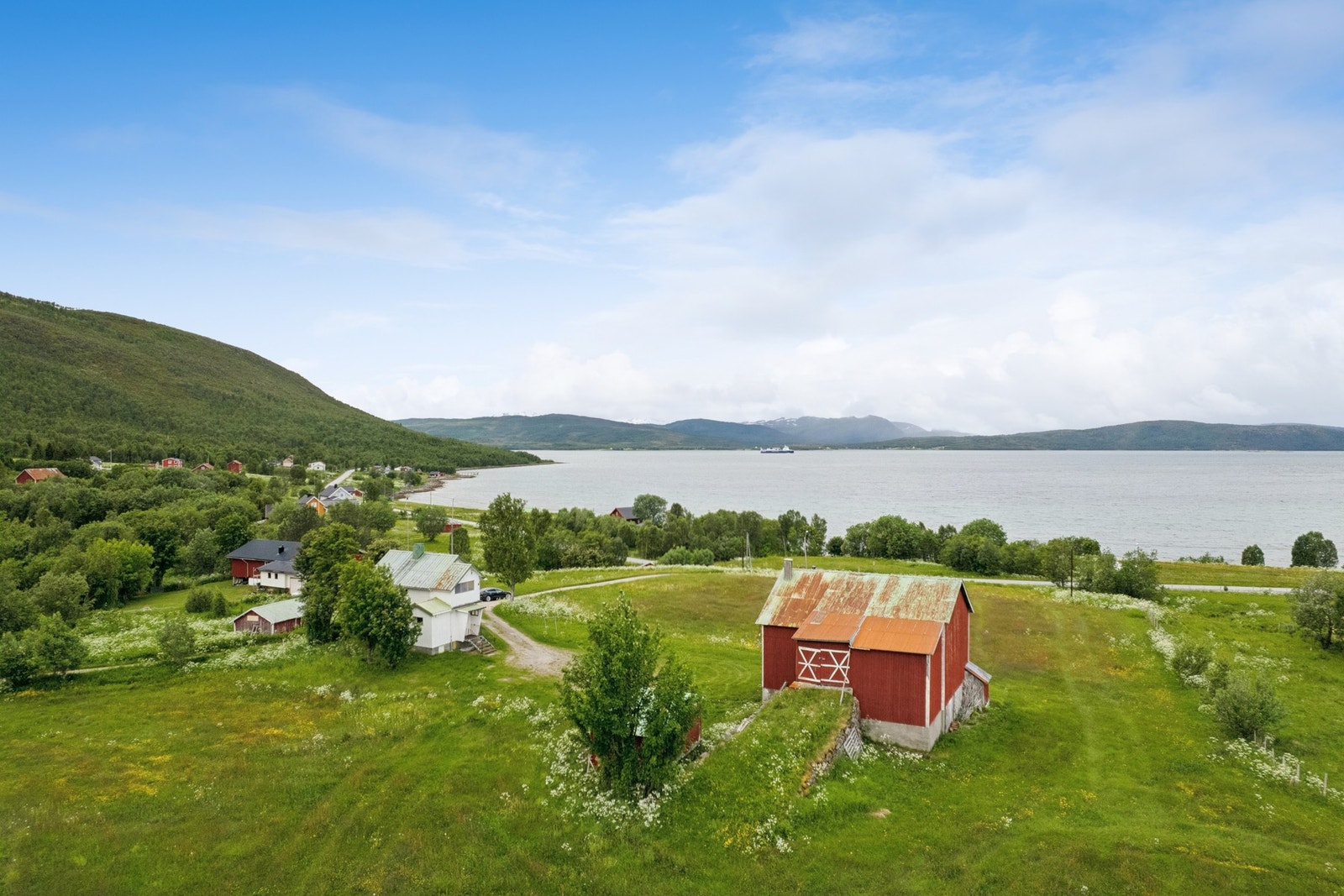 Oversikt over eiendommen med våningshus, fjøs og øvrige bygninger. Galleribilde