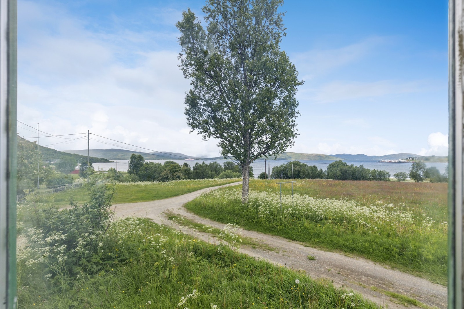 Stuevinduet gir en fin utsikt over eiendommen og fjorden. Galleribilde