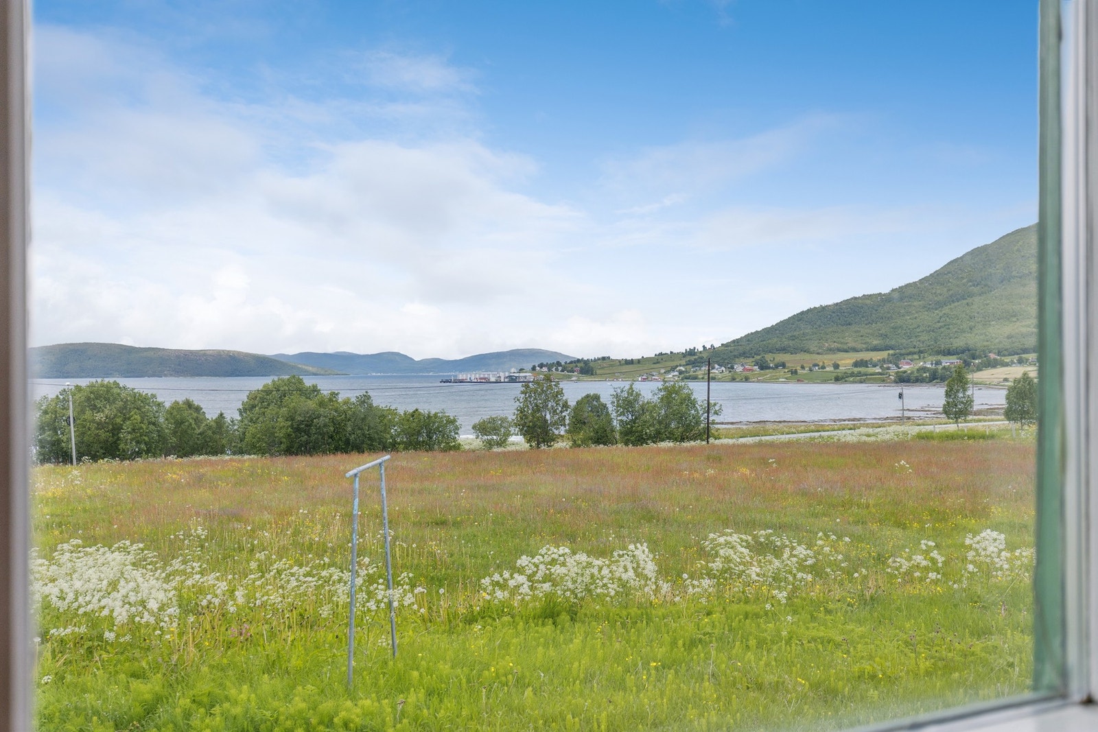 Fra kjøkkenvinduet ser man utover jordene og fjorden. Galleribilde