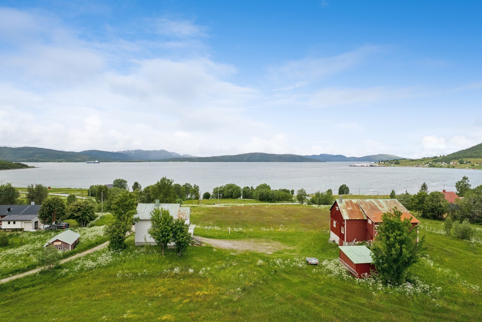 Fra eiendommen er det vidstrakt utsikt over fjorden og landskapet rundt. Galleribilde