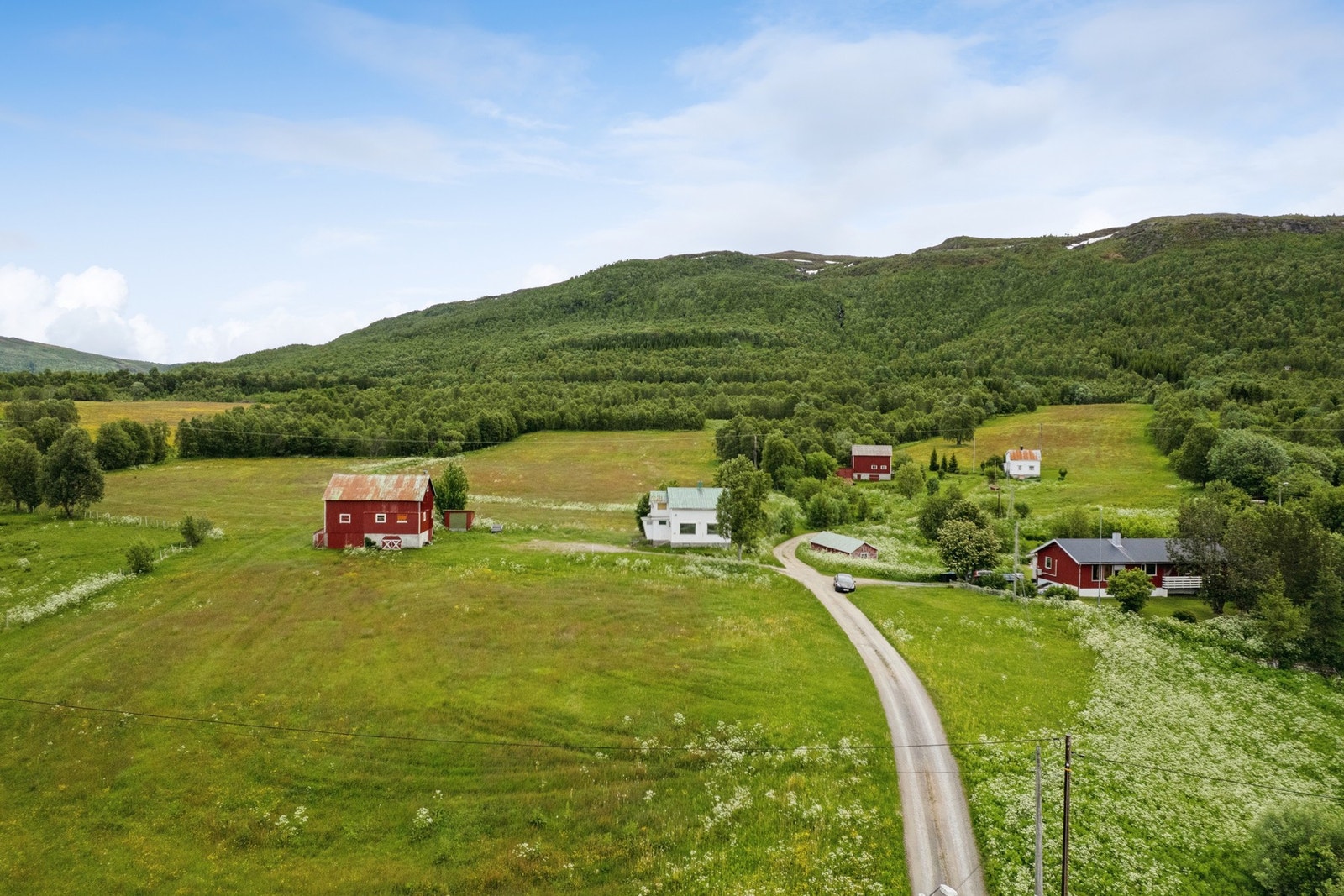 Landlig og fredelig beliggenhet med spredt bebyggelse i nærområdet. Galleribilde