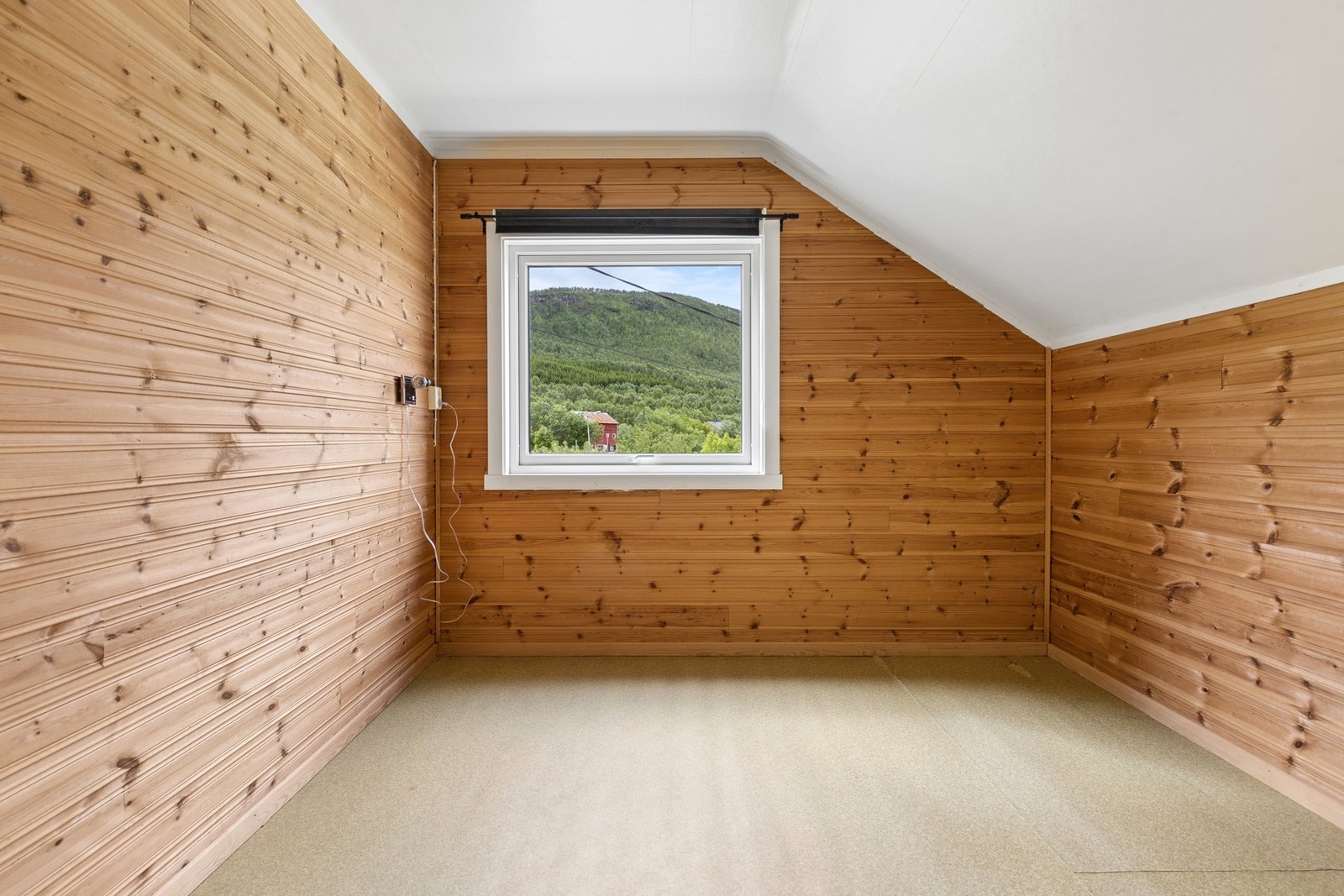 Loftsetasjen rommer boligens tre soverom. Dette har vegger med trepanel. Galleribilde