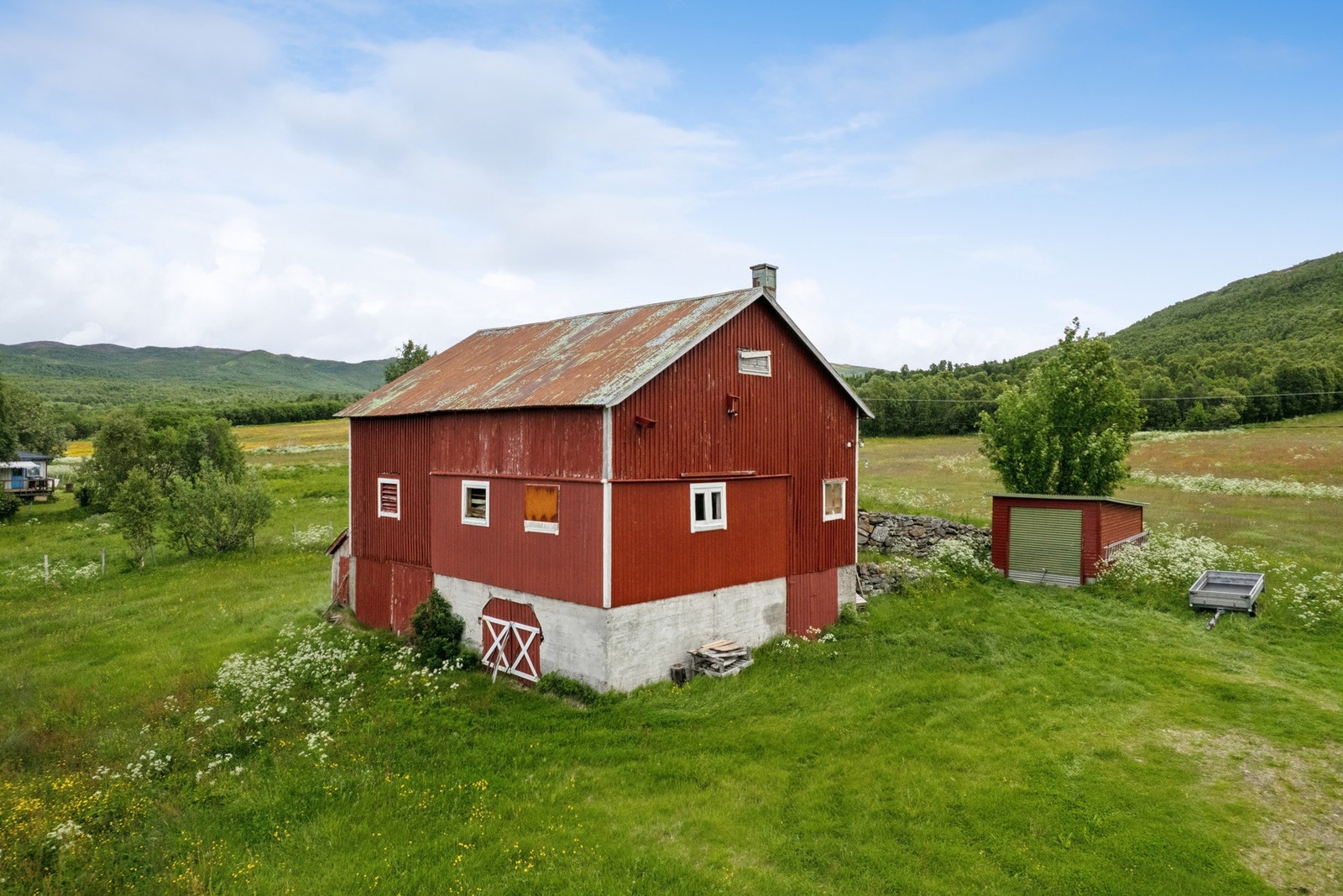 Fjøset er oppført i 1 1/2 etasje med grunnmur og vegger i betong. Galleribilde