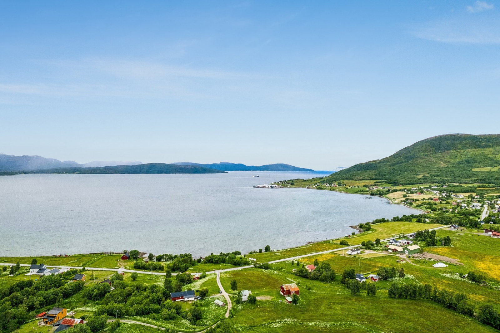 Eiendommen ligger i et relativt flatt terreng med landlig og maritim beliggenhet i Senja kommune. Galleribilde