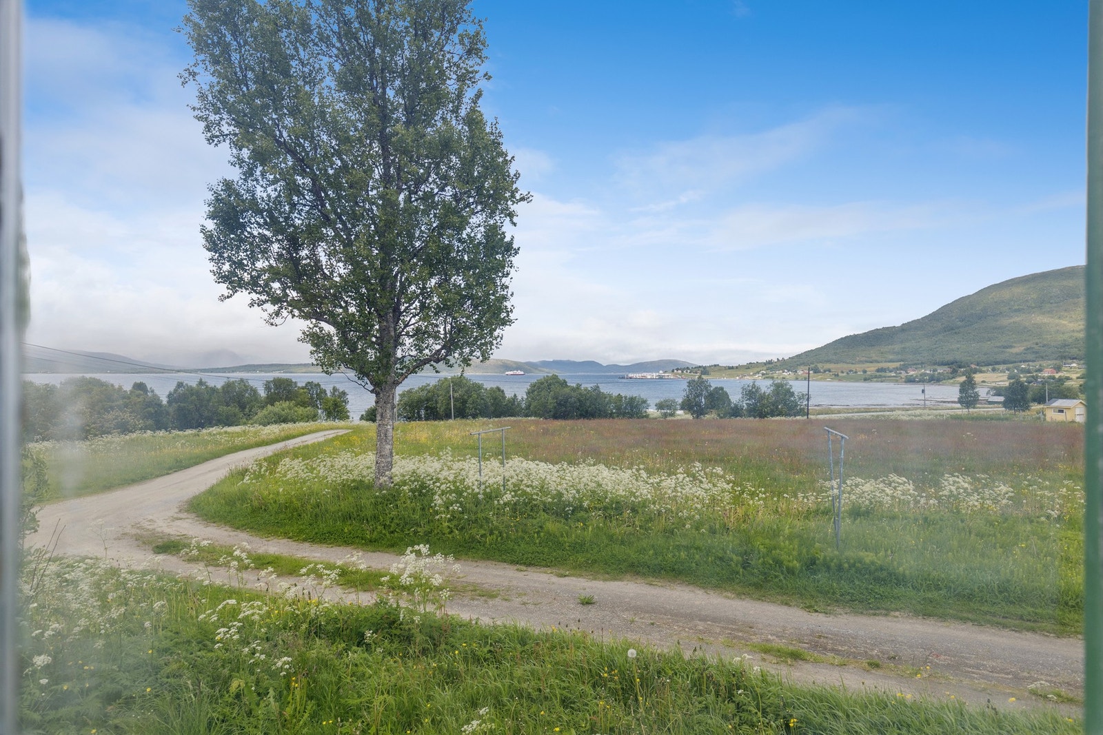 Utsikt fra stuen mot innkjørselen og landskapet. Galleribilde