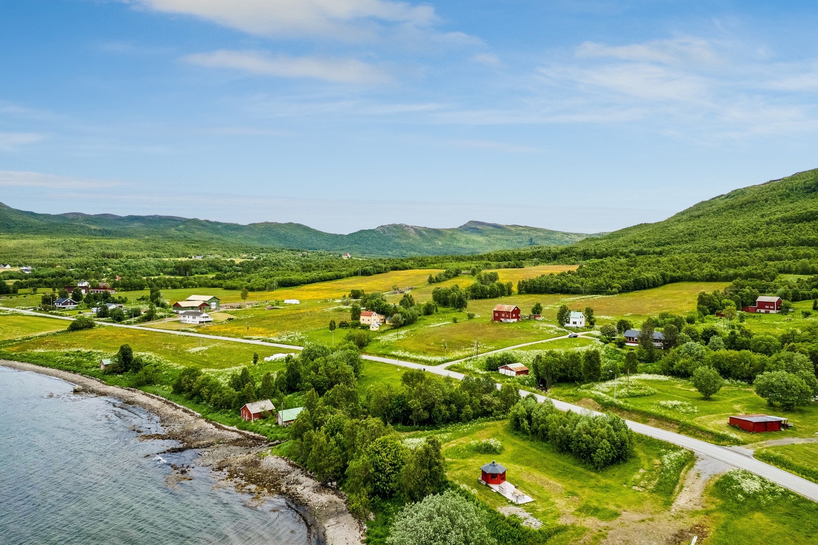 Kort vei til Kårvik bussholdeplass, kun 300 meter fra eiendommen. Galleribilde