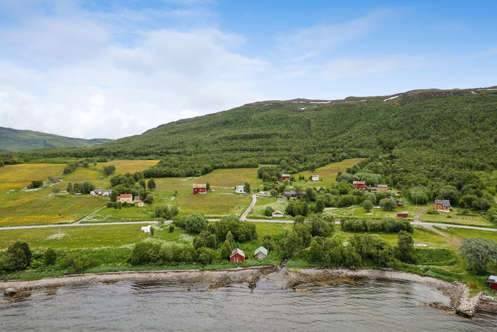 Eiendommen har en idyllisk beliggenhet med nærhet til sjøen. Galleribilde