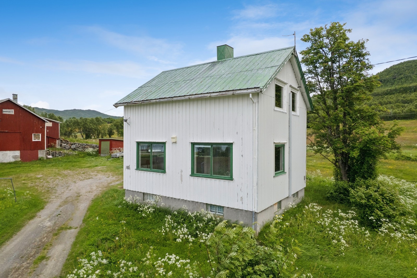 Taket er tekket med metallplater. Takrenner og nedløp er også av metall. Galleribilde