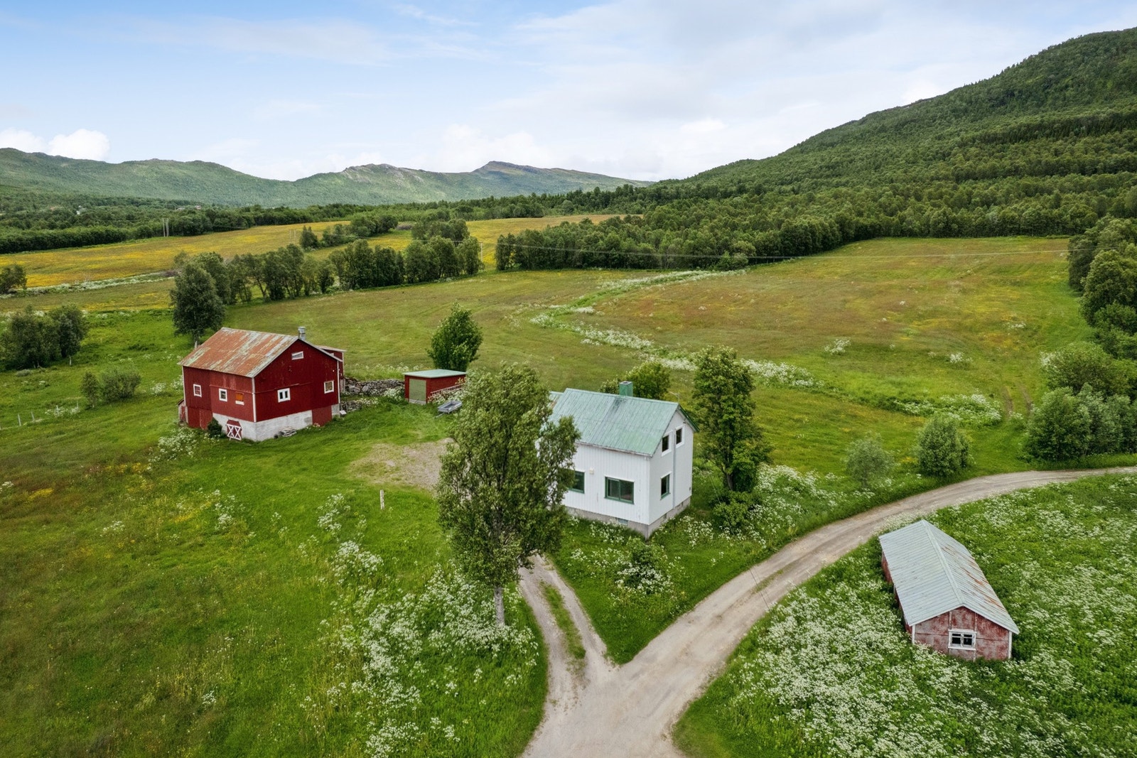 Et småbruk med våningshus, fjøs, naust, garasje og bu. Flere av bygningene er SEFRAK-registrert. Galleribilde