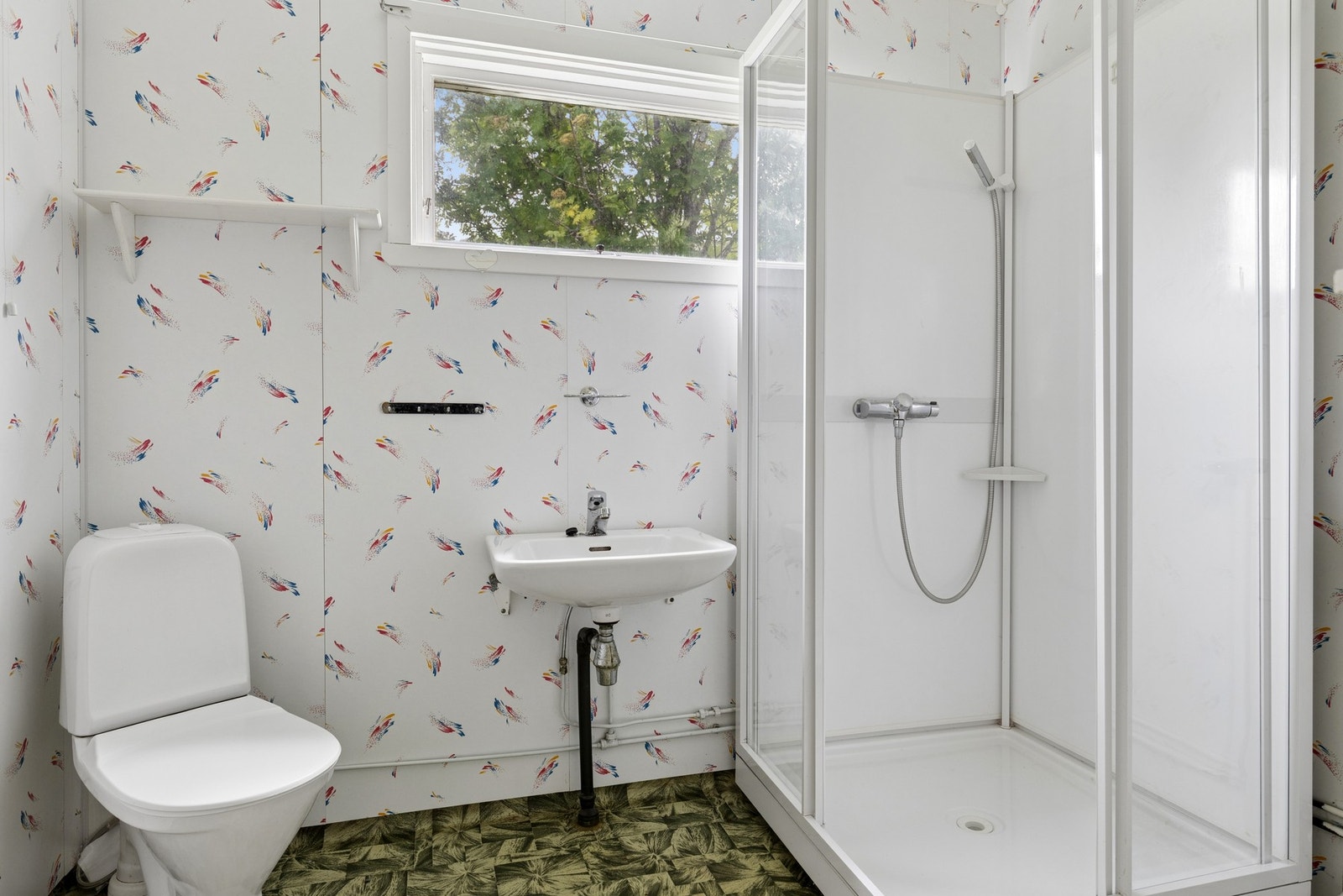 Badet er utstyrt med toalett, servant, dusjkabinett og har opplegg for vaskemaskin. Galleribilde