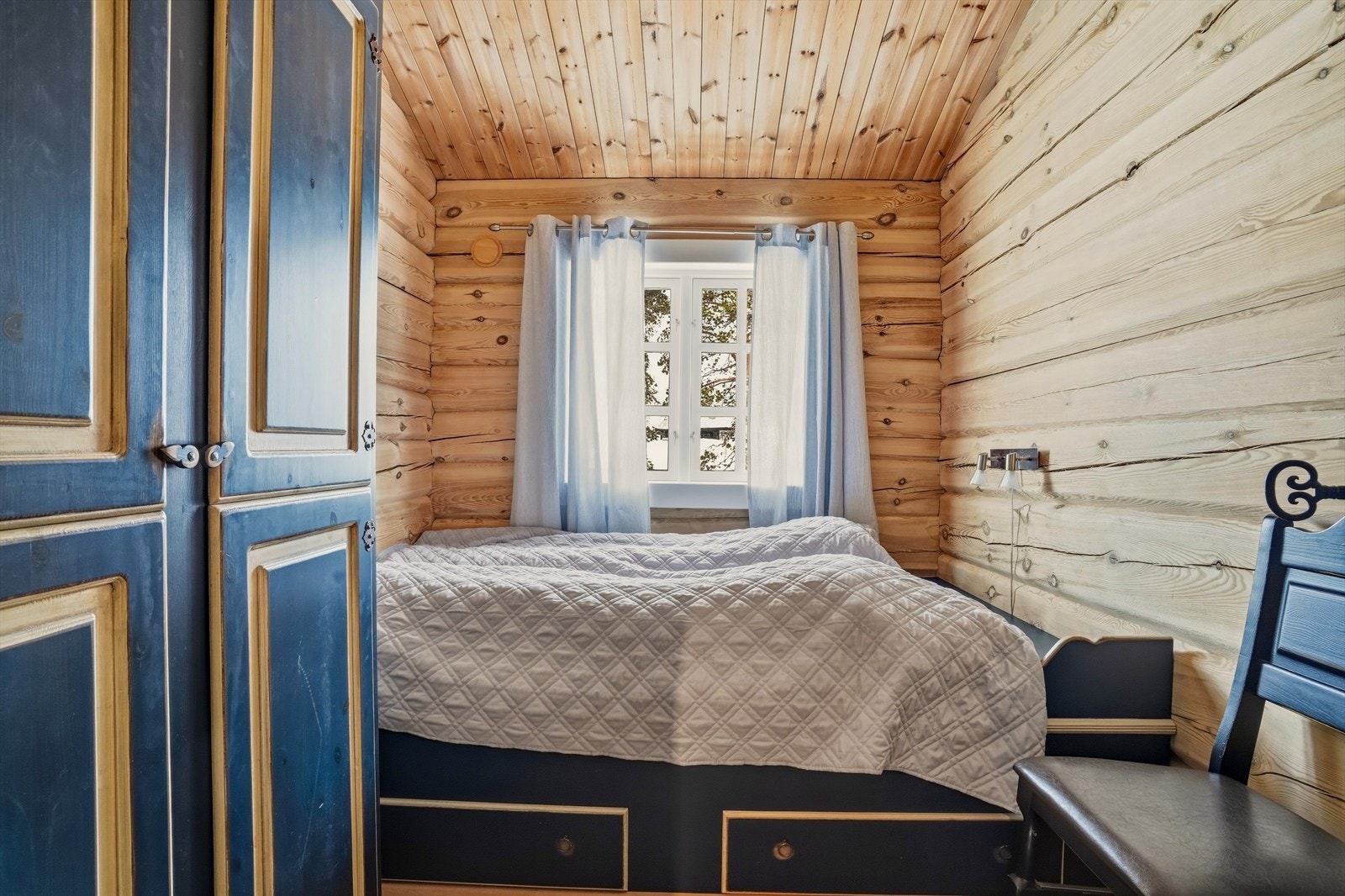 Soverom 3 av 4. Plassbygde garderober på alle soverom. Galleribilde