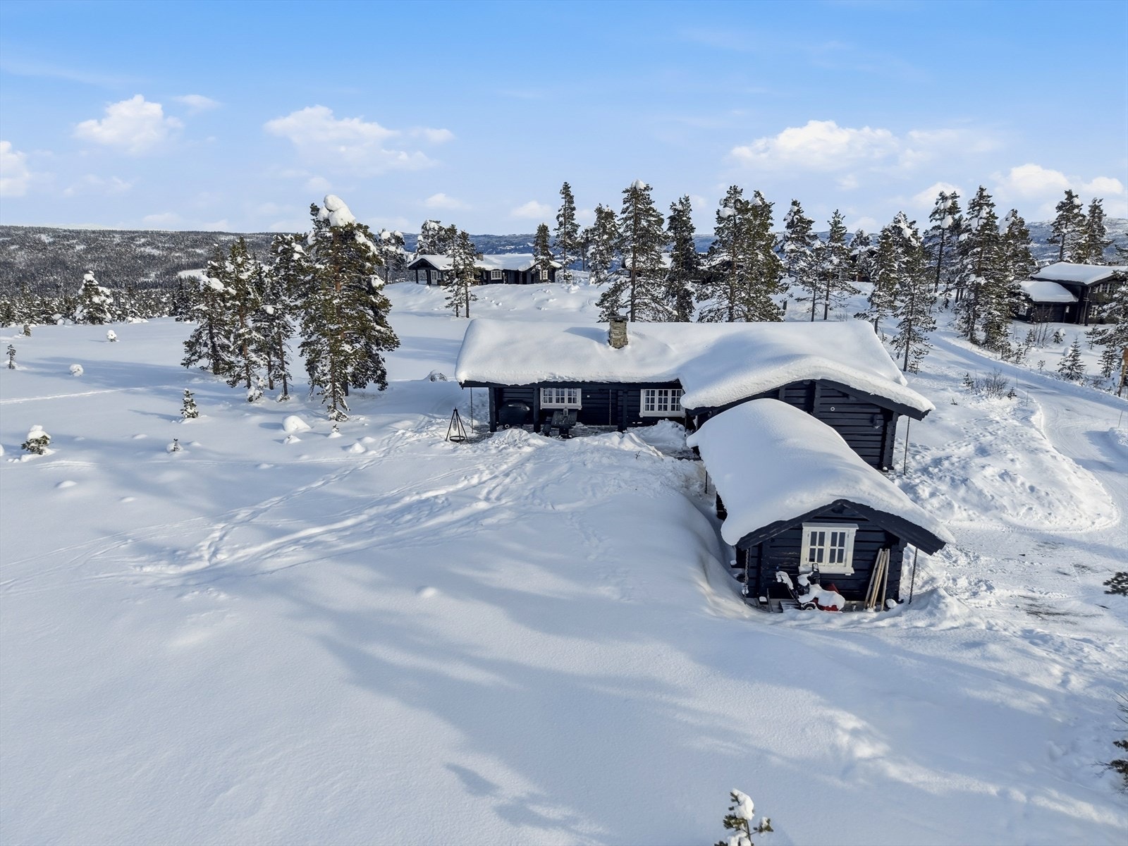 Hytta har lett med vegetasjon rundt seg, og beliggenheten fremstår som luftig og åpen. Galleribilde