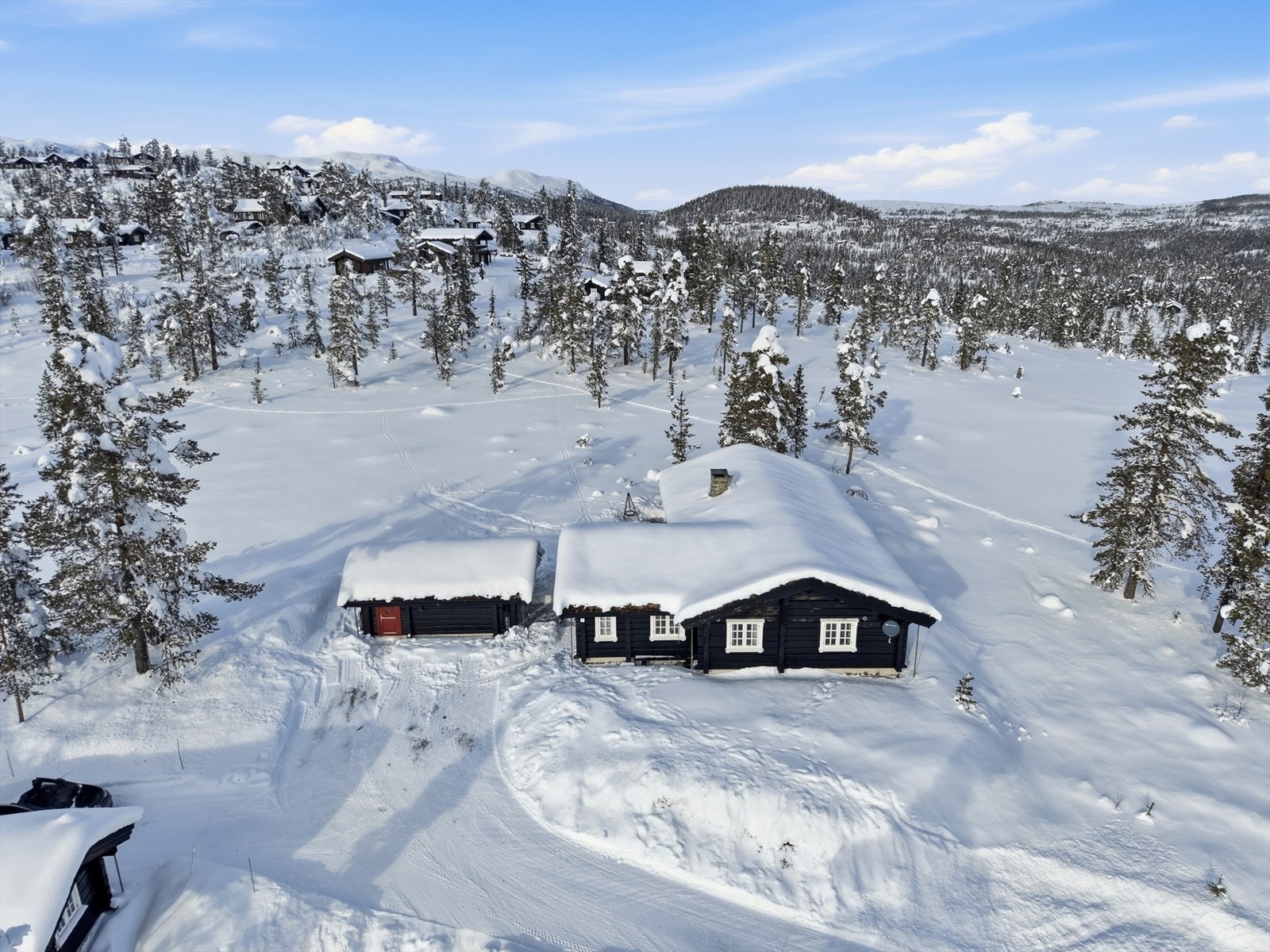 Hytta ligger på det populære delområdet Svartli, på Nordre del av Vegglifjell - i nærheten av Votnedalen og Svartløk. Her er det ofte lunere enn på høyereliggende områder på fjellet, og enklere å sitte utendørs, til alle fire årstider. Galleribilde