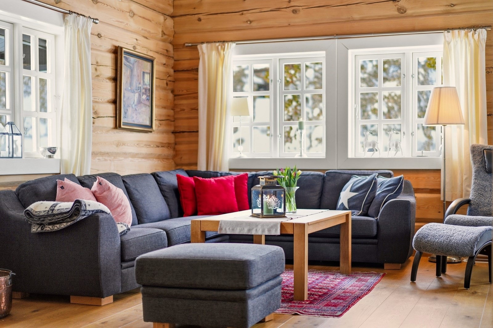 Sofagruppa gir plass til store og små. Galleribilde