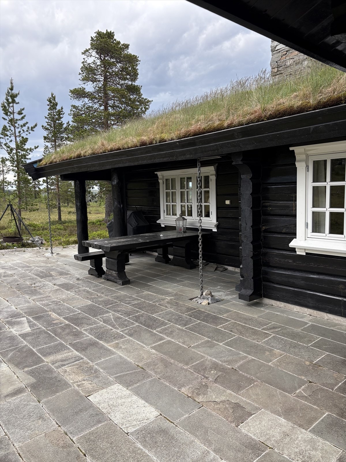 Skiferlagte uteplasser med rom for gode møbelgrupper. (selgers private bilde) Galleribilde