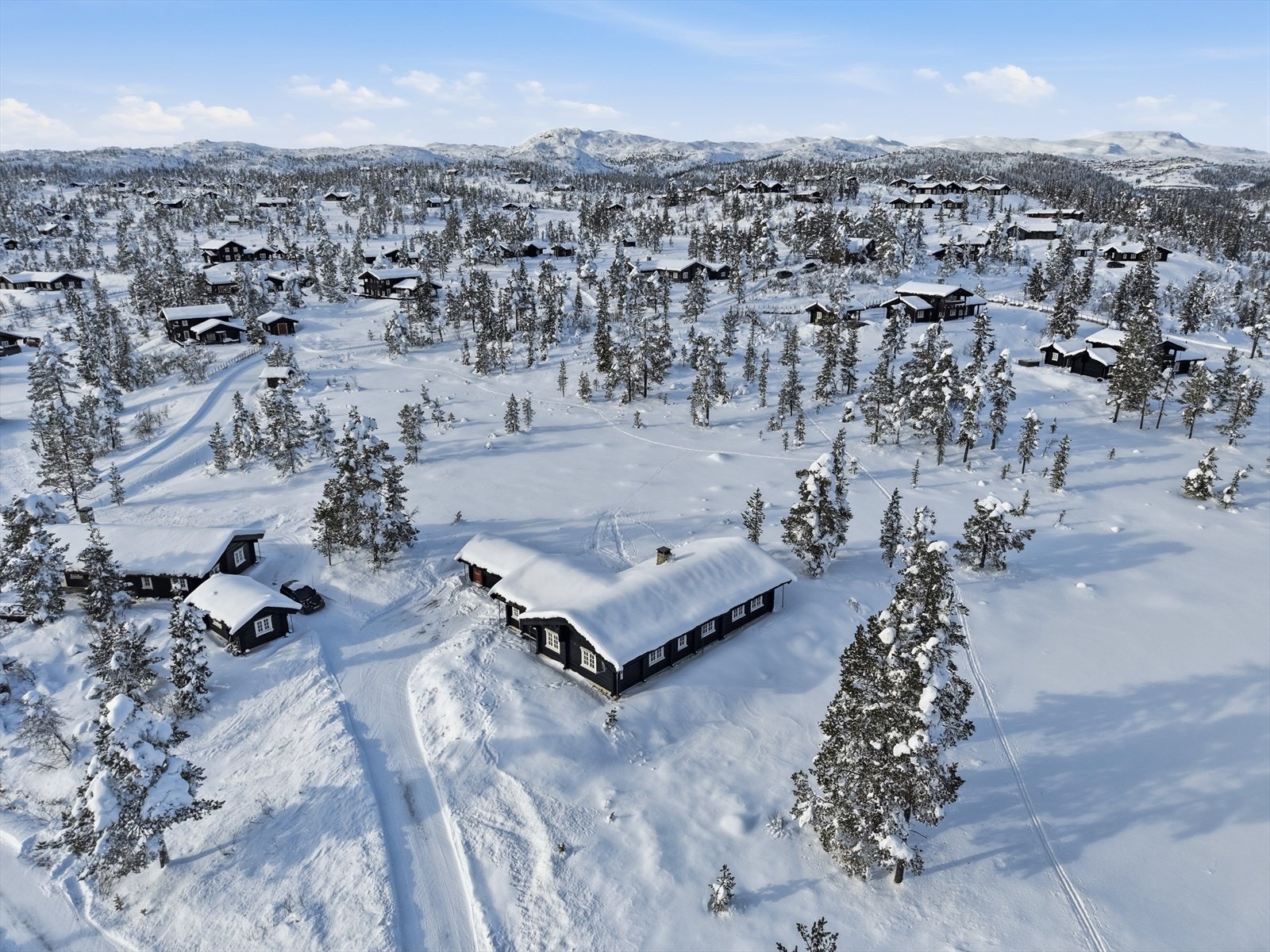 Eiendommen ligger meget fint til i terrenget, i et åpent og lyst flatende landskap, og med god avstand til omkringliggende nabohytter. Galleribilde