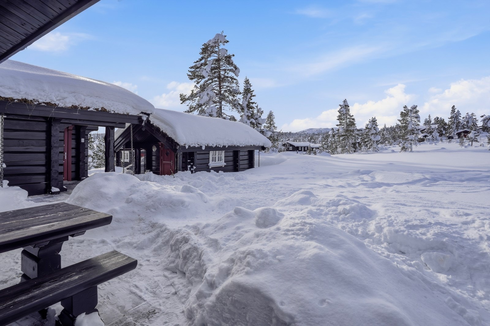 Uteplassen er helt privat og skjermet, med den lune vinkelen fra øvrige bebyggelse. Galleribilde