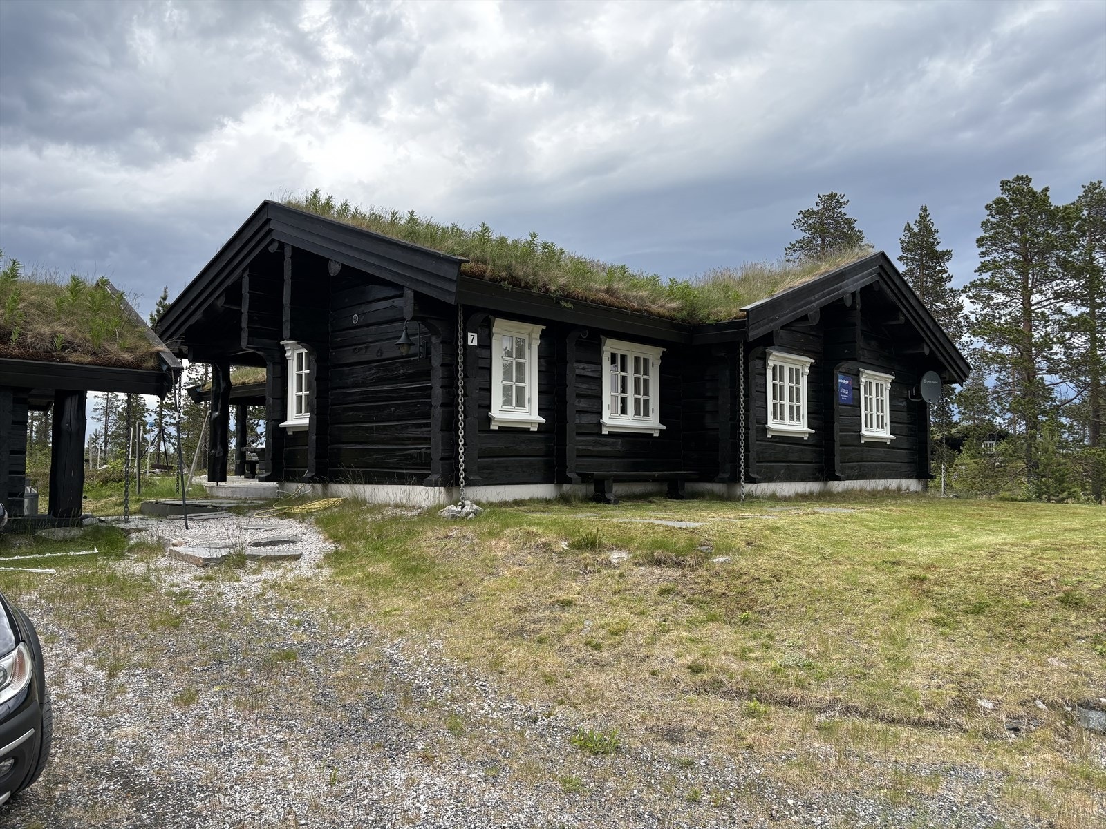 Hytta har enkel helårs adkomst med biloppstillingsplass på eget tun. (selgers private bilde) Galleribilde