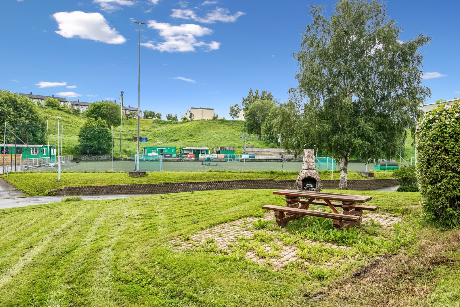 På fellesområdet finner du en hyggelig utepeis med sitteplasser - et flott samlingspunkt hvor beboerne kan nyte lange sommerkvelder sammen med familie og venner. Galleribilde