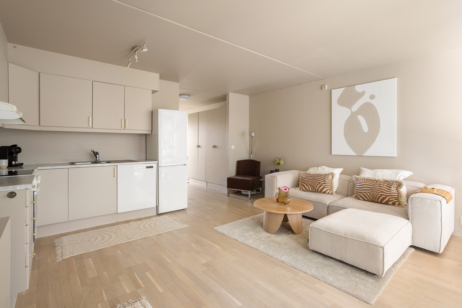 Kjøkkenet fra Sigdal er både fint og praktisk. Det er godt utnyttet og byr på rikelig med skap-, skuff- og benkeplass. Innredningen har slette fronter og laminatbenkeplate med nedfelt oppvaskkum. Galleribilde