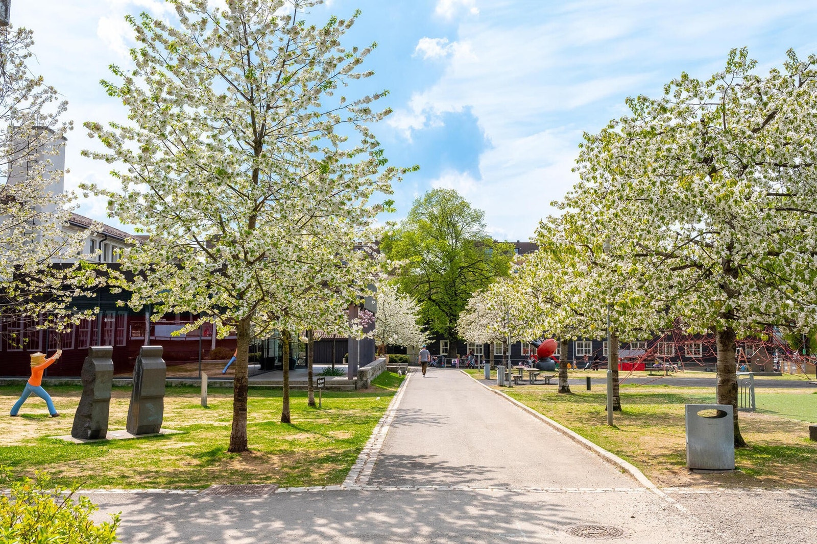 Rett ved finner du idylliske Lørenparken. Et naturlig samlingssted i nabolaget. Galleribilde
