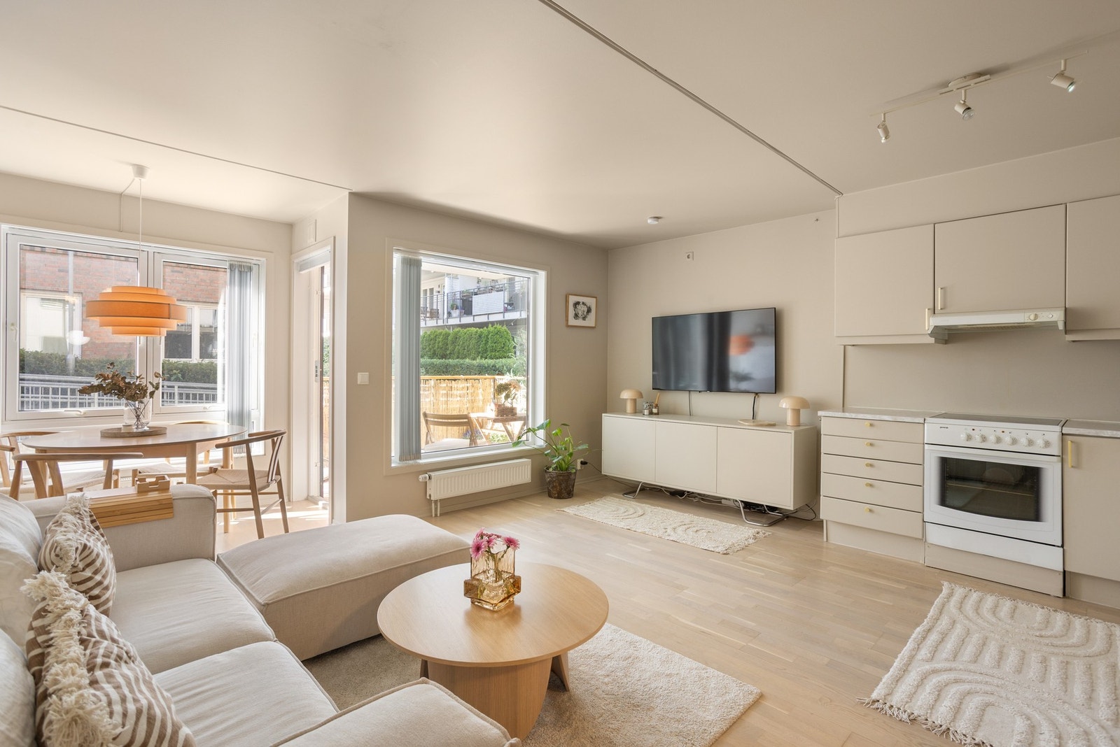 Store vindusflater slipper inn rikelig med dagslys og bidrar til et lyst og behagelig miljø. Galleribilde