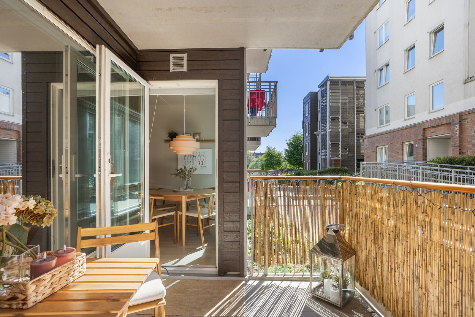Her er det god plass til både sittegruppe, blomsterkasser og grill. Galleribilde