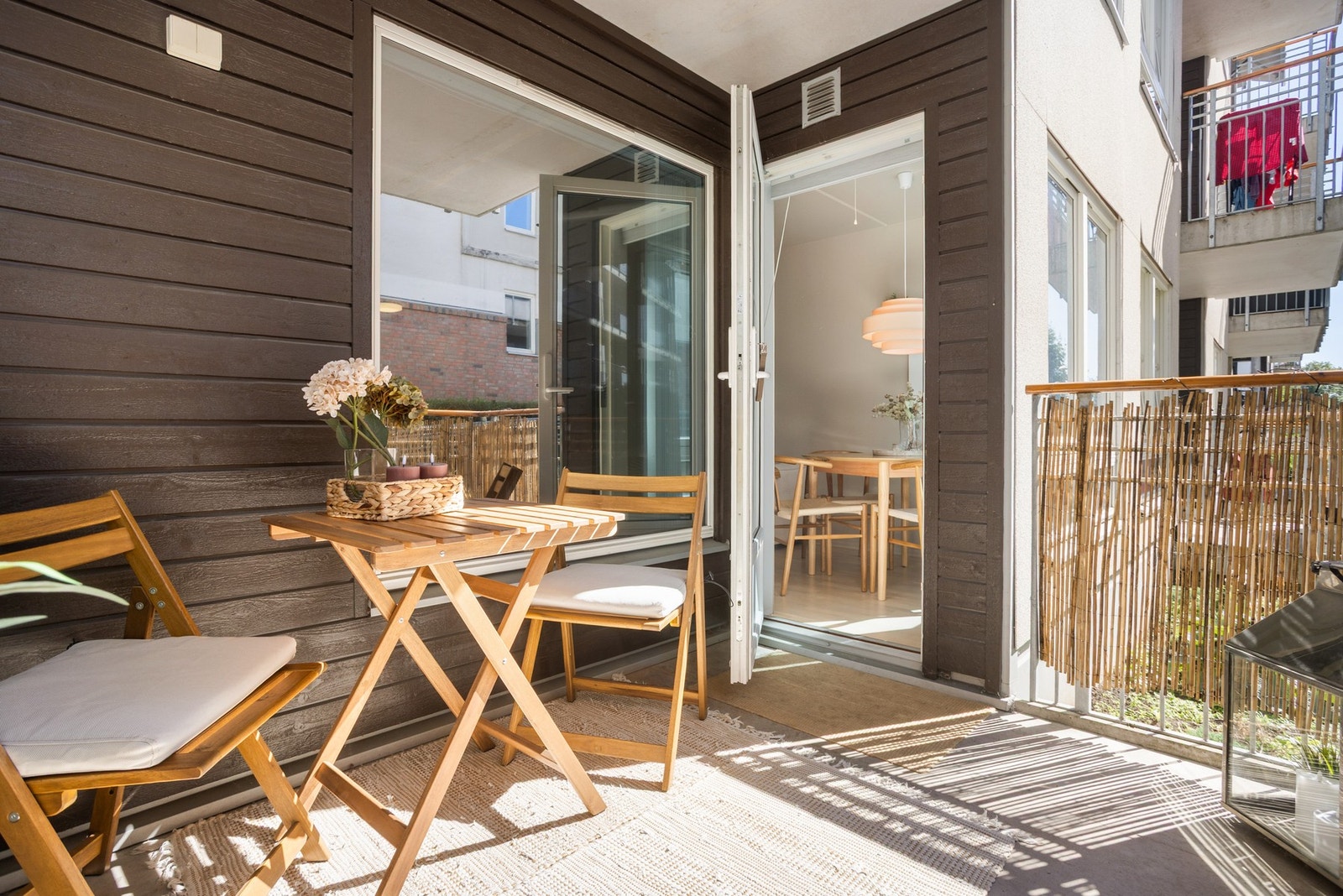 På solfylte sommerdager har balkongen sol fra ca. kl. 14.00 til 18.00, ifølge nåværende eier. Galleribilde