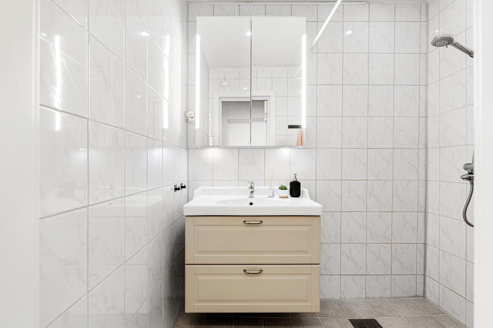 Badet er utstyrt med bl.a. servant, dusjhjørne og opplegg til vaskemaskin. Galleribilde