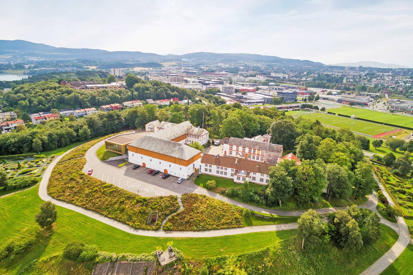 Historiske Ringve Museum og den Botaniske Hage rett ved boligen. Galleribilde