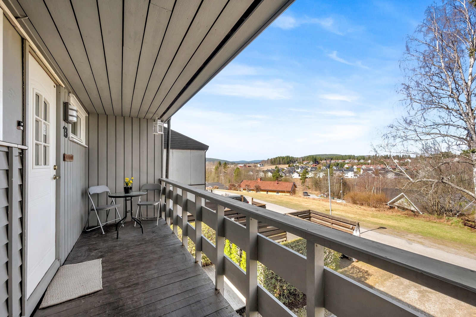 Overbygget svalgang ved inngangspartiet. Galleribilde