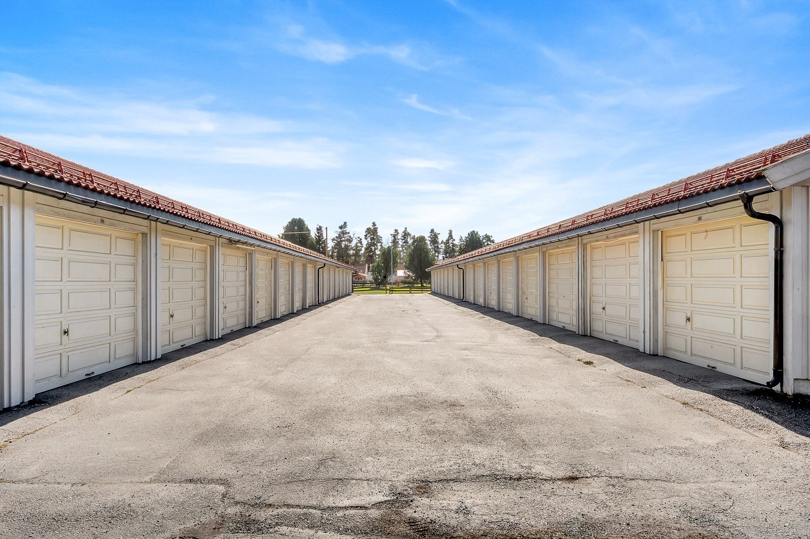 1 garasjeplass i felles rekke (ingen skriftlighet på eierforholdet). Galleribilde