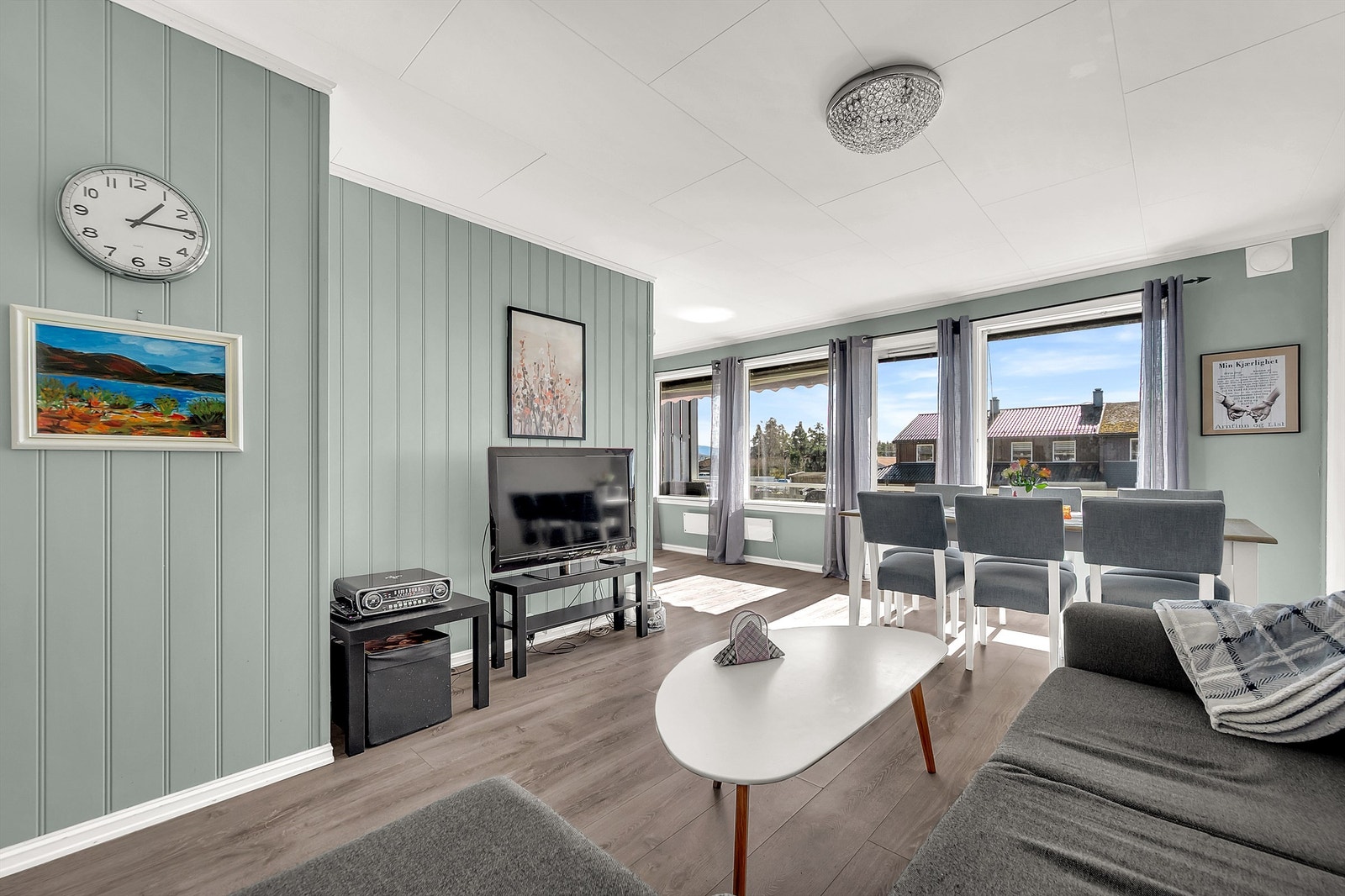 Stuen har plass til både sofagruppe og spisebord. Galleribilde