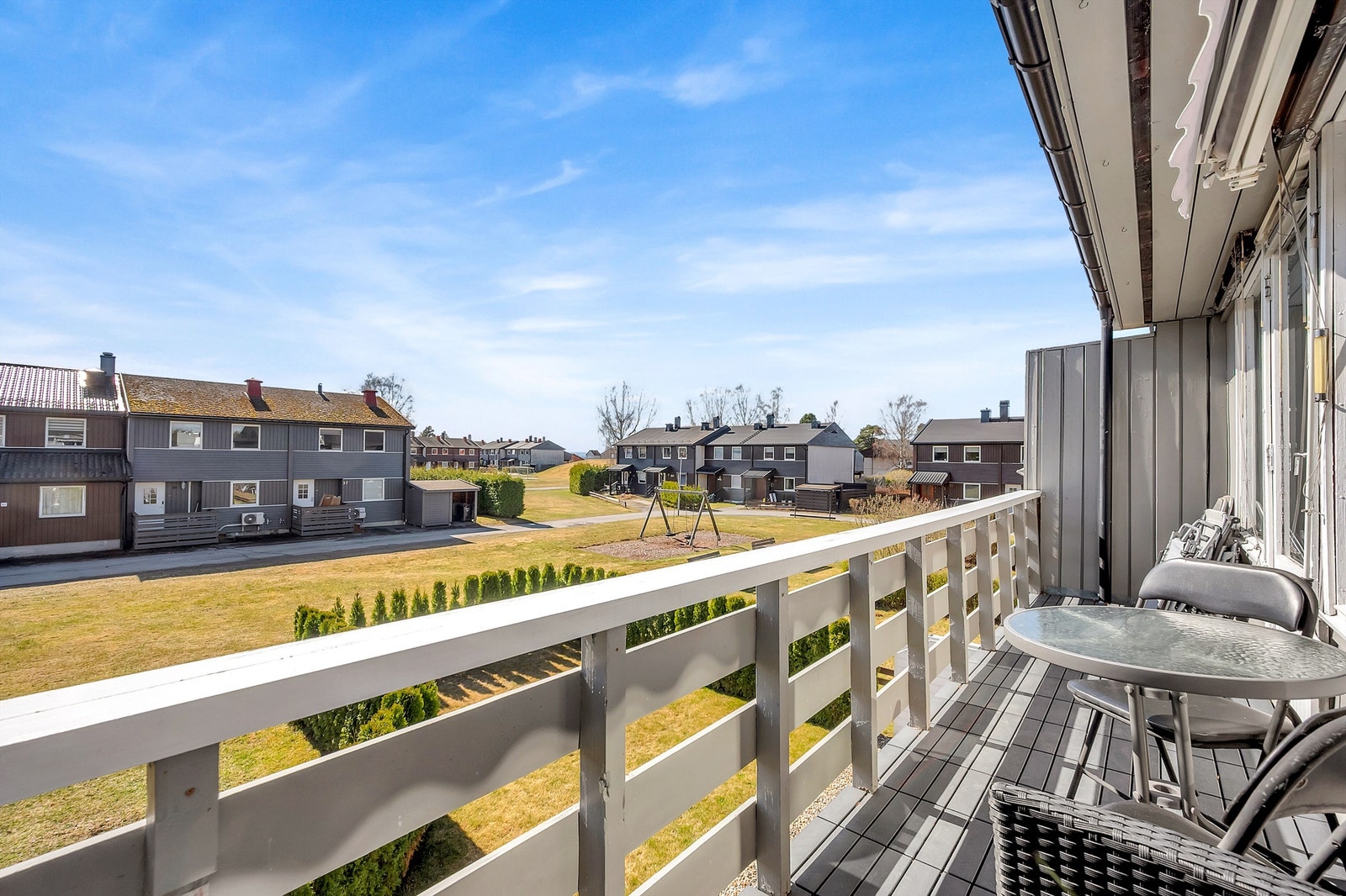 Sørvendt balkong med gode solforhold og plass til sittegruppe. Galleribilde